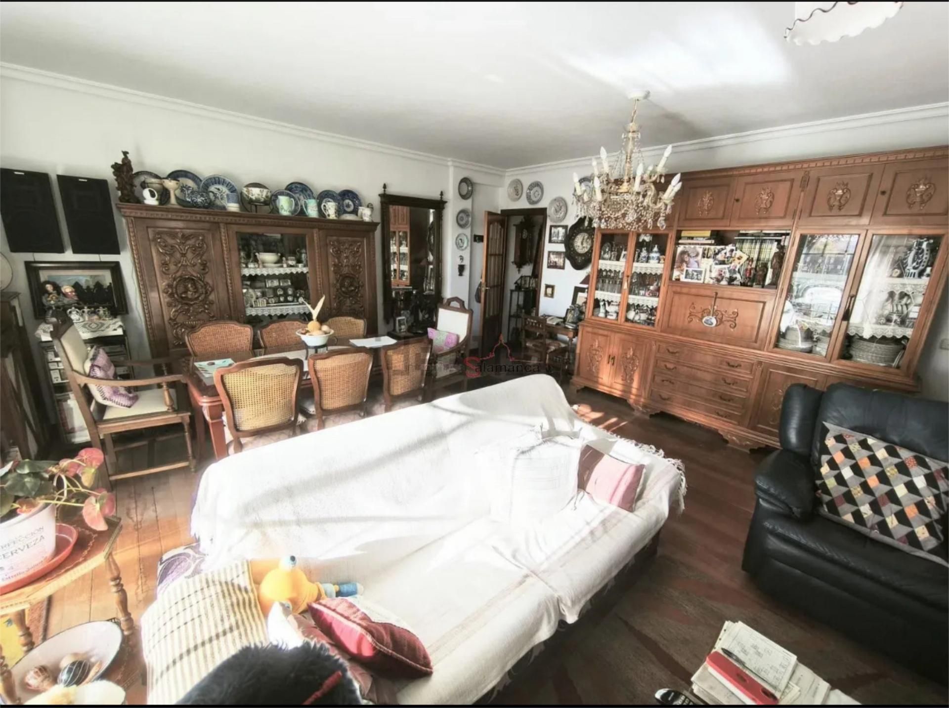 Sala de estar de Casa adosada en venta en Salamanca Capital con Calefacción, Jardín privado y Parquet