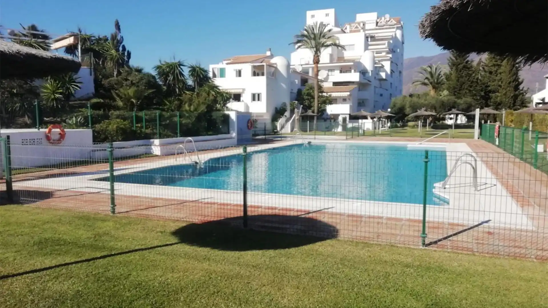 Piscina de Pis en venda en Estepona amb Aire condicionat, Terrassa i Piscina