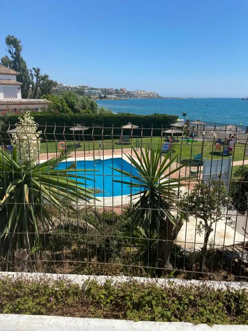 Piso en venta en Avenida México, 26, Bahía Dorada Piscina de Piso en venta en Estepona con Aire acondicionado, Calefacción y Jardín privado