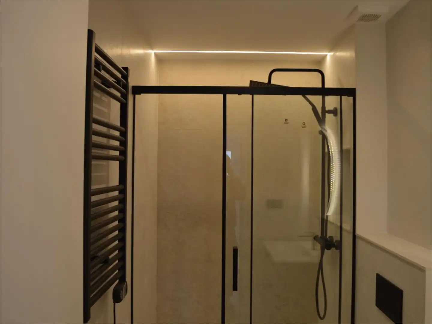 Piso en venta en Carrer de Josep Serrano, 43, Can Baró Baño de Piso en venta en Barcelona Capital con Aire acondicionado y Balcón