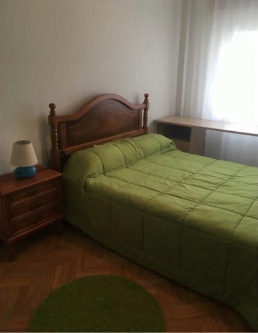 Dormitori de Pis de lloguer en Sarria amb Calefacció, Jardí privat i Moblat