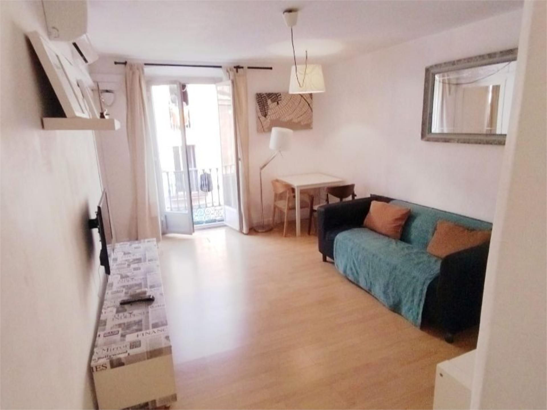 Apartament en venda a Carrer Nou de la Rambla, 40, El Raval Sala d'estar de Apartament en venda en Barcelona Capital amb Aire condicionat i Balcó