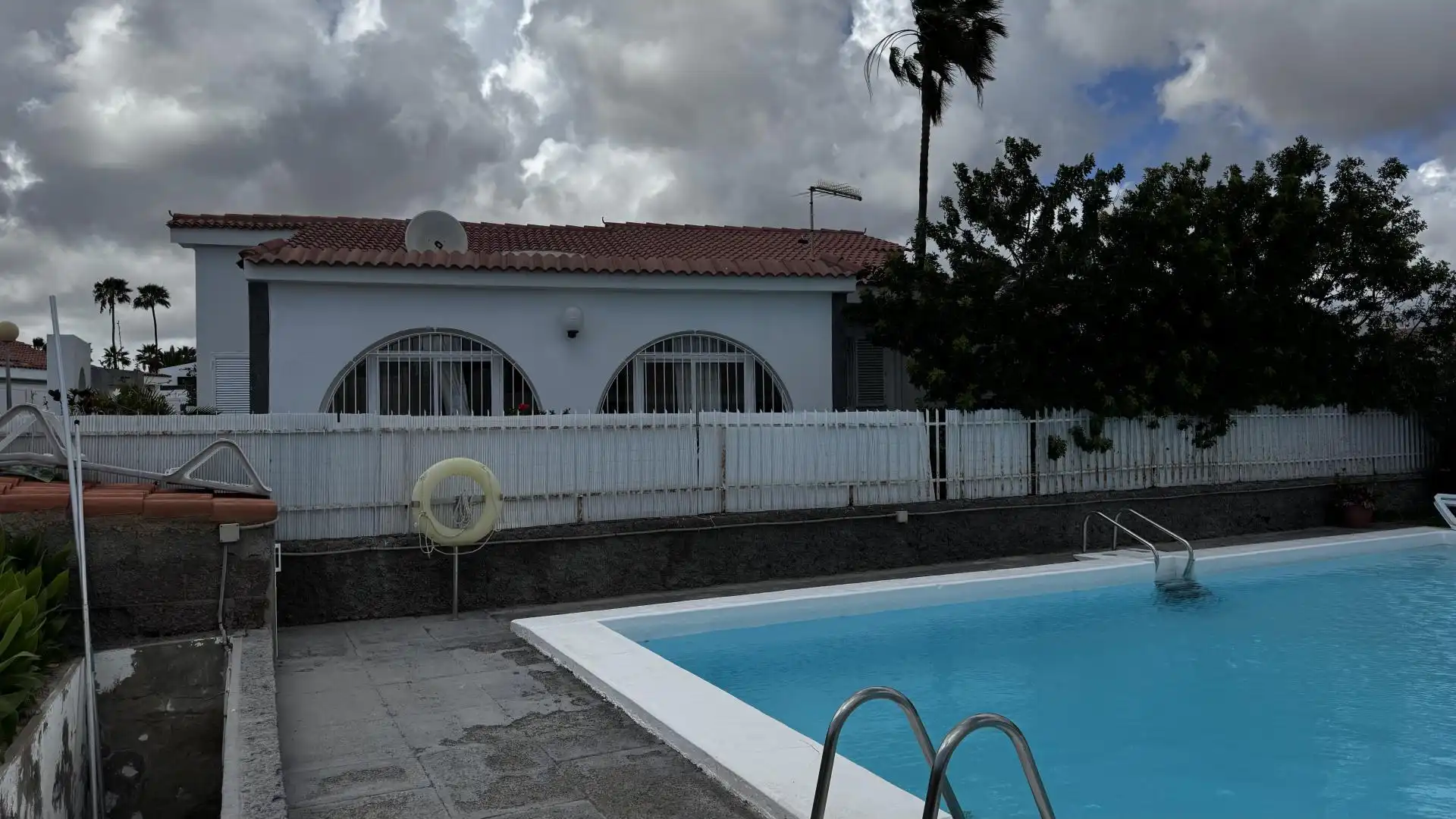 Exterior view of Single-family semi-detached for sale in San Bartolomé de Tirajana  with Air Conditioner, Terrace and Swimming Pool