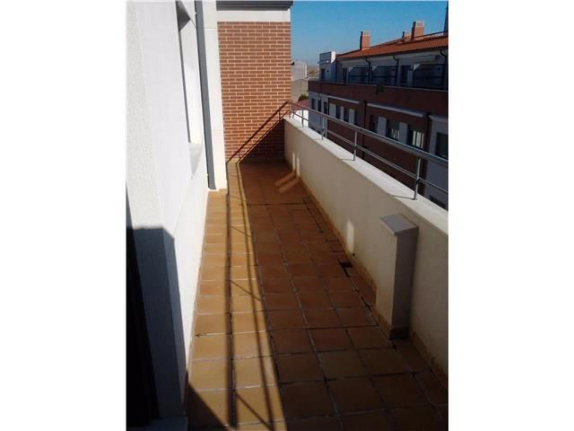 Terrasse von Wohnung zum Verkauf in Cabezón de Pisuerga mit Heizung, Parkett und Terrasse