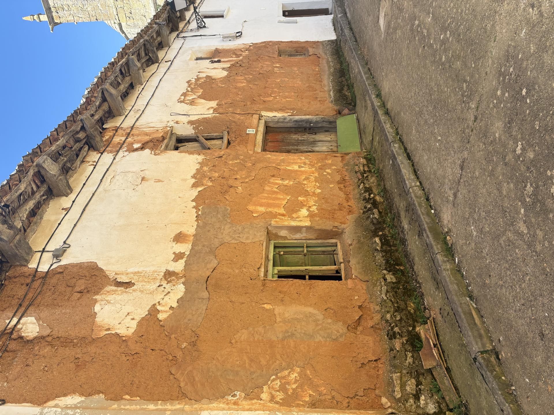 Vista exterior de Casa adosada en venda en Sotresgudo amb Jardí privat