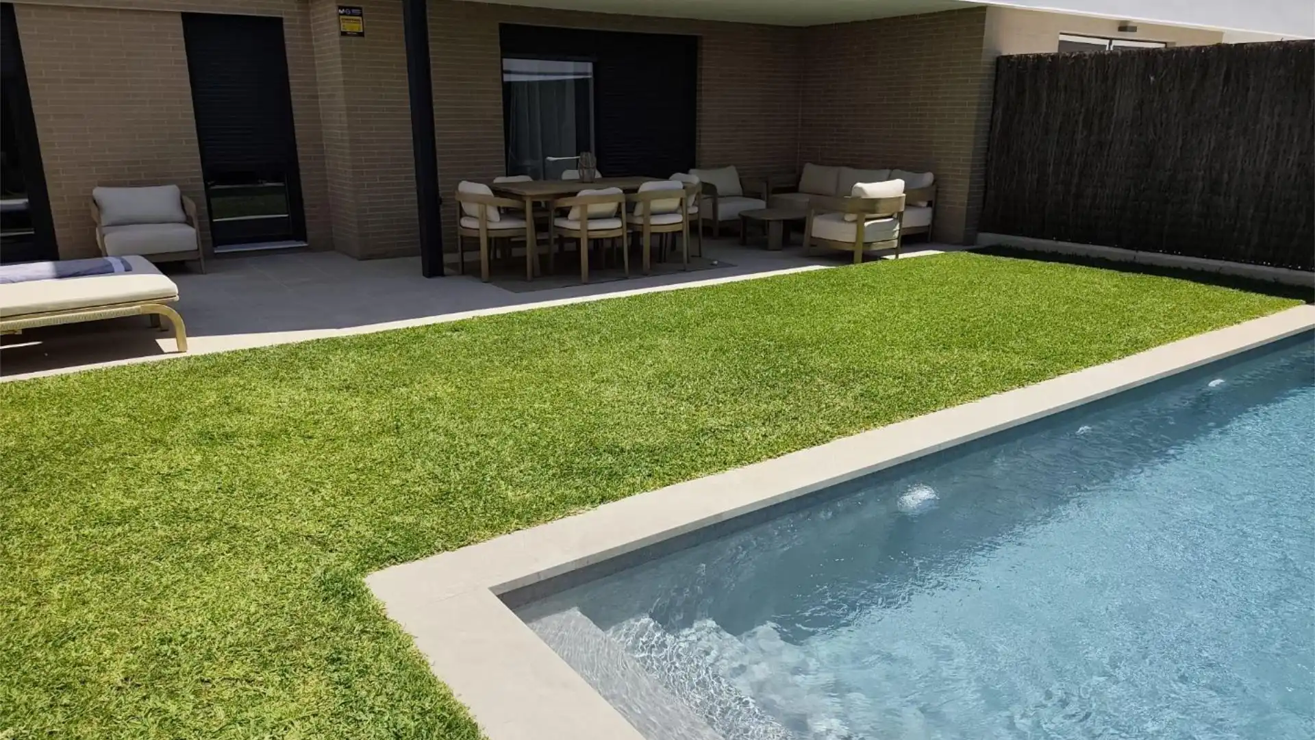 Schwimmbecken von Einfamilien-Reihenhaus zum Verkauf in Dos Hermanas mit Klimaanlage, Terrasse und Schwimmbad