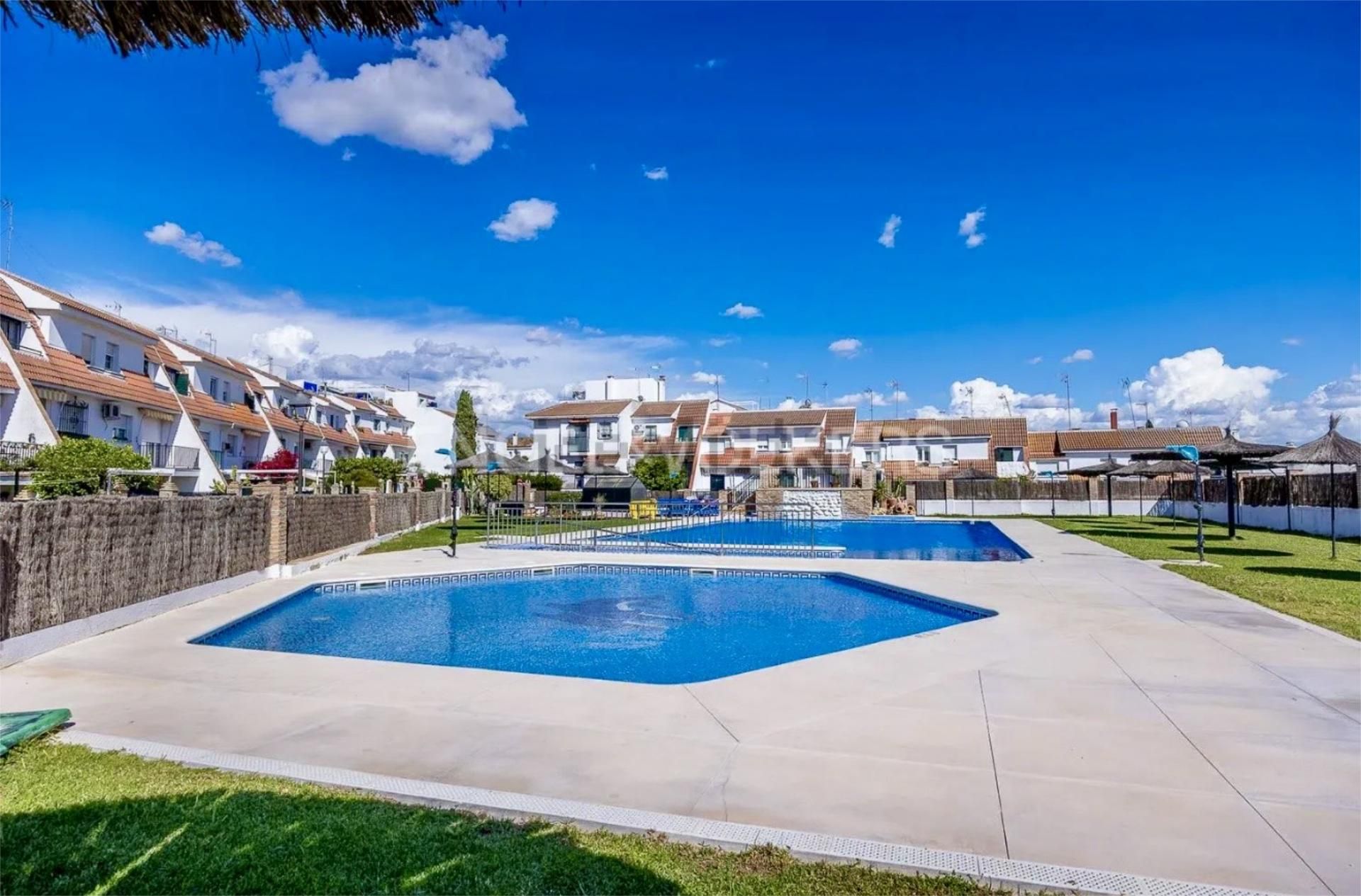 Casa adosada en venta en Calle Velázquez, 12, Las Almenas Piscina de Casa adosada en venta en Tomares con Aire acondicionado, Jardín privado y Piscina