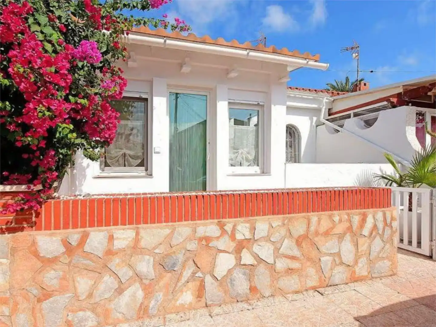 Casa adosada de lloguer a C los pinos, 12, Los Urrutias Vista exterior de Casa adosada de lloguer en Cartagena amb Aire condicionat, Jardí privat i Moblat