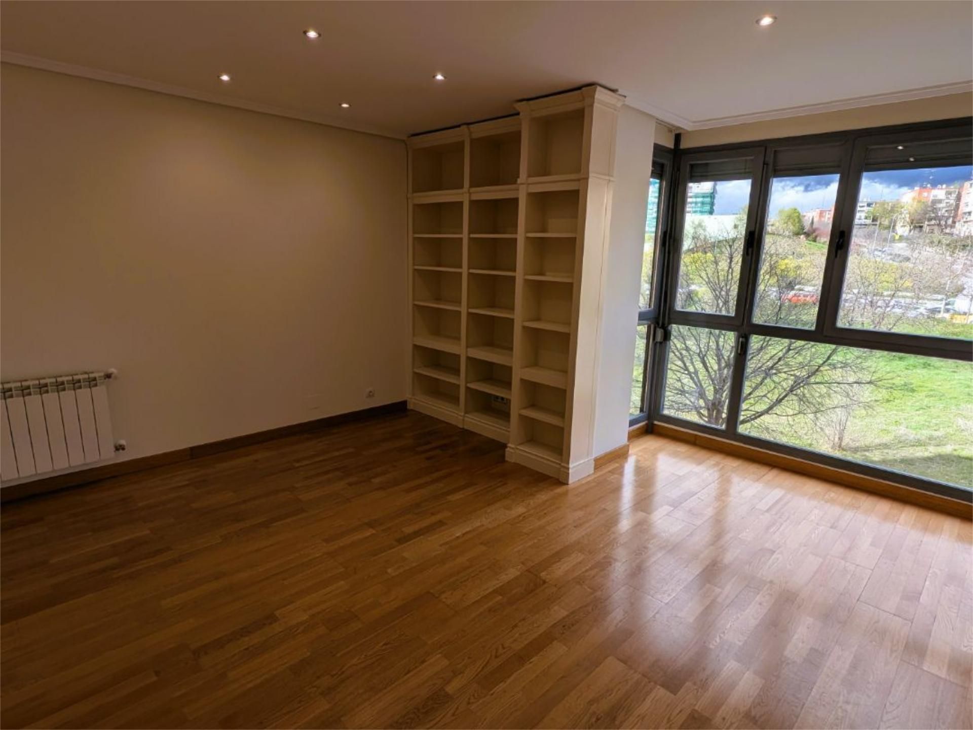 Dormitori de Pis de lloguer en  Madrid Capital amb Aire condicionat i Piscina