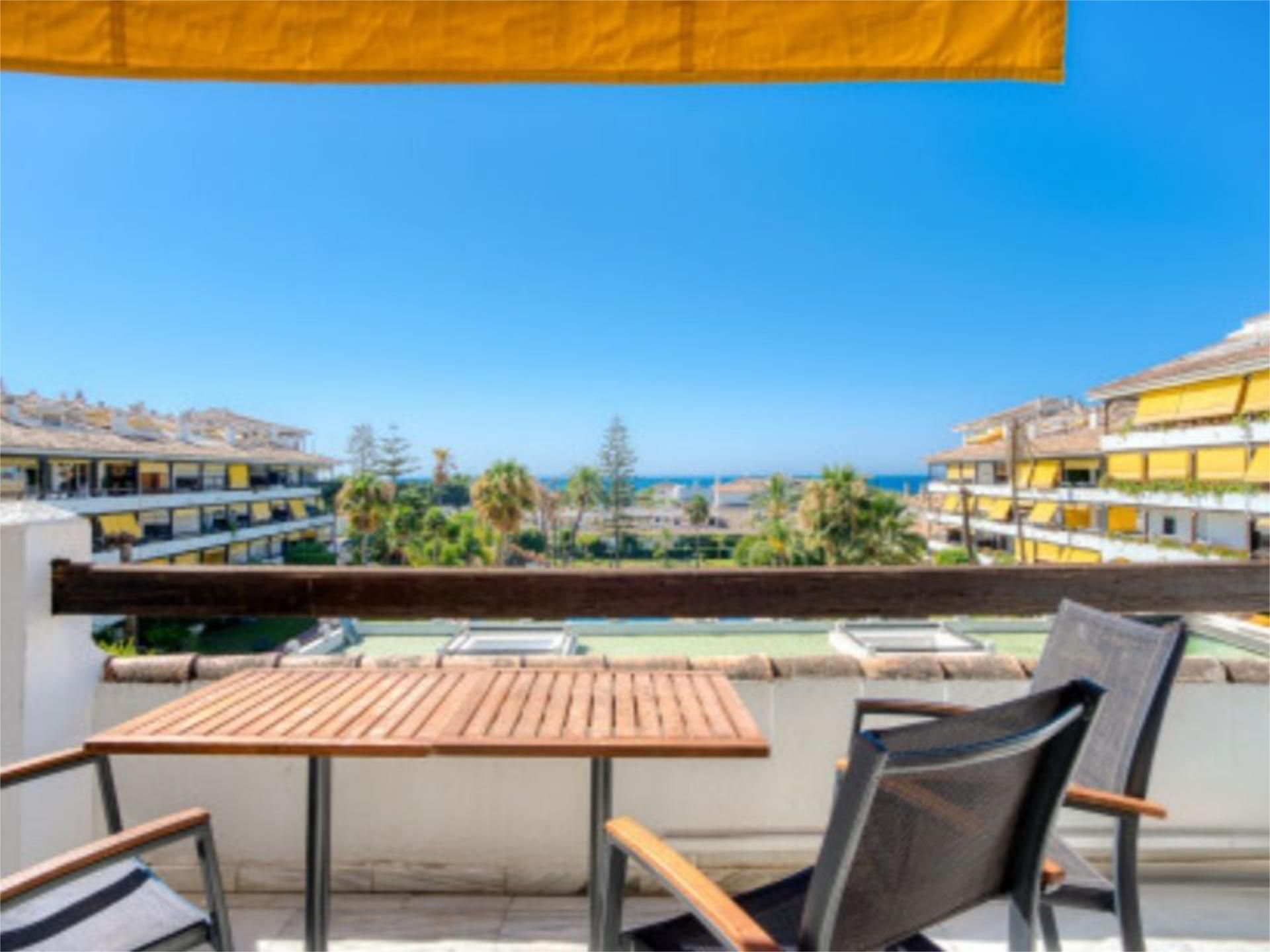 Vista exterior de Àtic en venda en Marbella amb Aire condicionat, Terrassa i Piscina