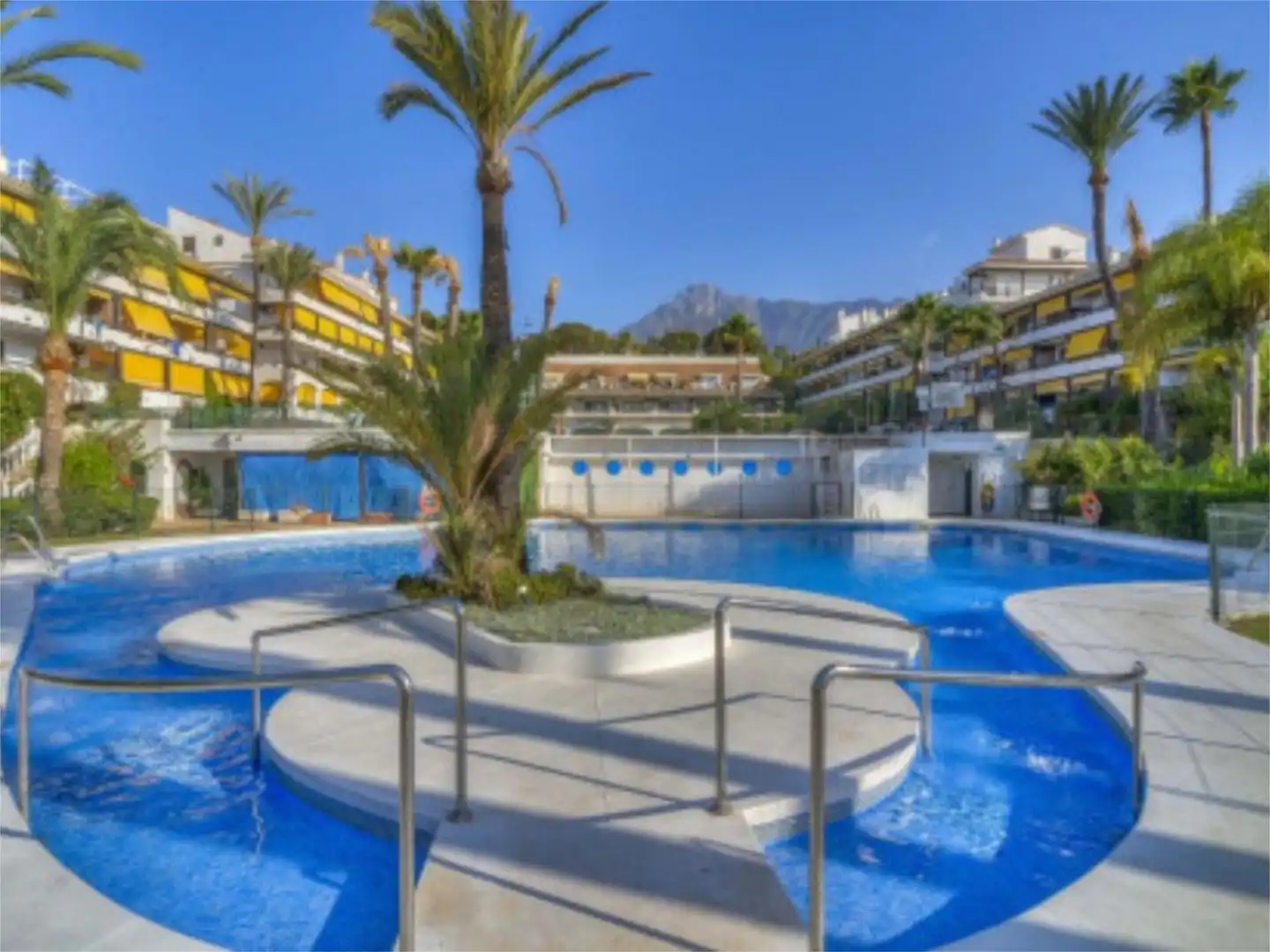 Àtic en venda a Calle Margarita, 7, La Carolina - Guadalpín Vista exterior de Àtic en venda en Marbella amb Aire condicionat, Terrassa i Piscina