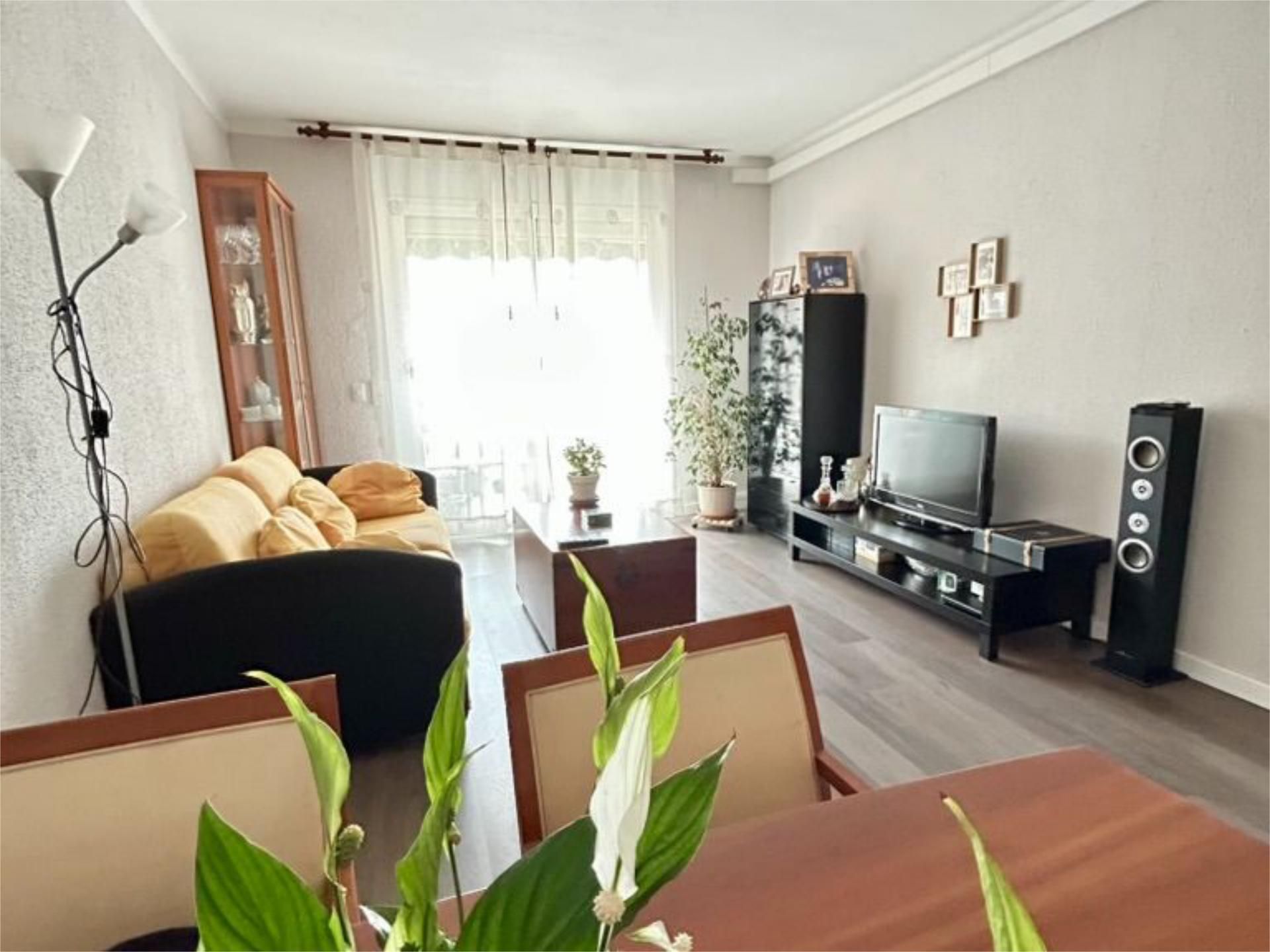 Pis en venda a Carrer de Sant Jordi, 3, Les Clotes Sala d'estar de Pis en venda en Vilafranca del Penedès amb Aire condicionat i Balcó