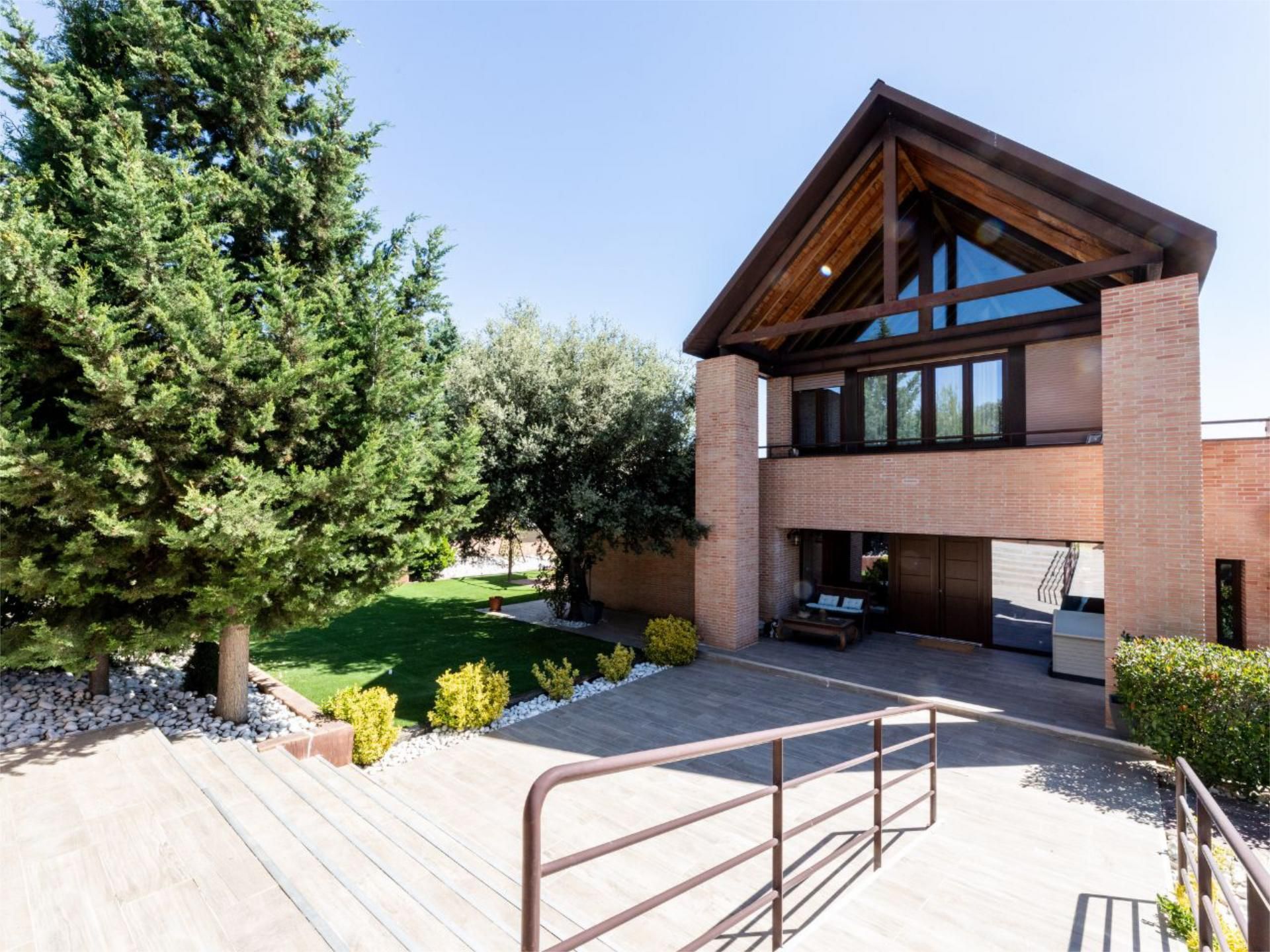 Vista exterior de Casa o chalet en venta en Las Rozas de Madrid con Aire acondicionado, Calefacción y Jardín privado