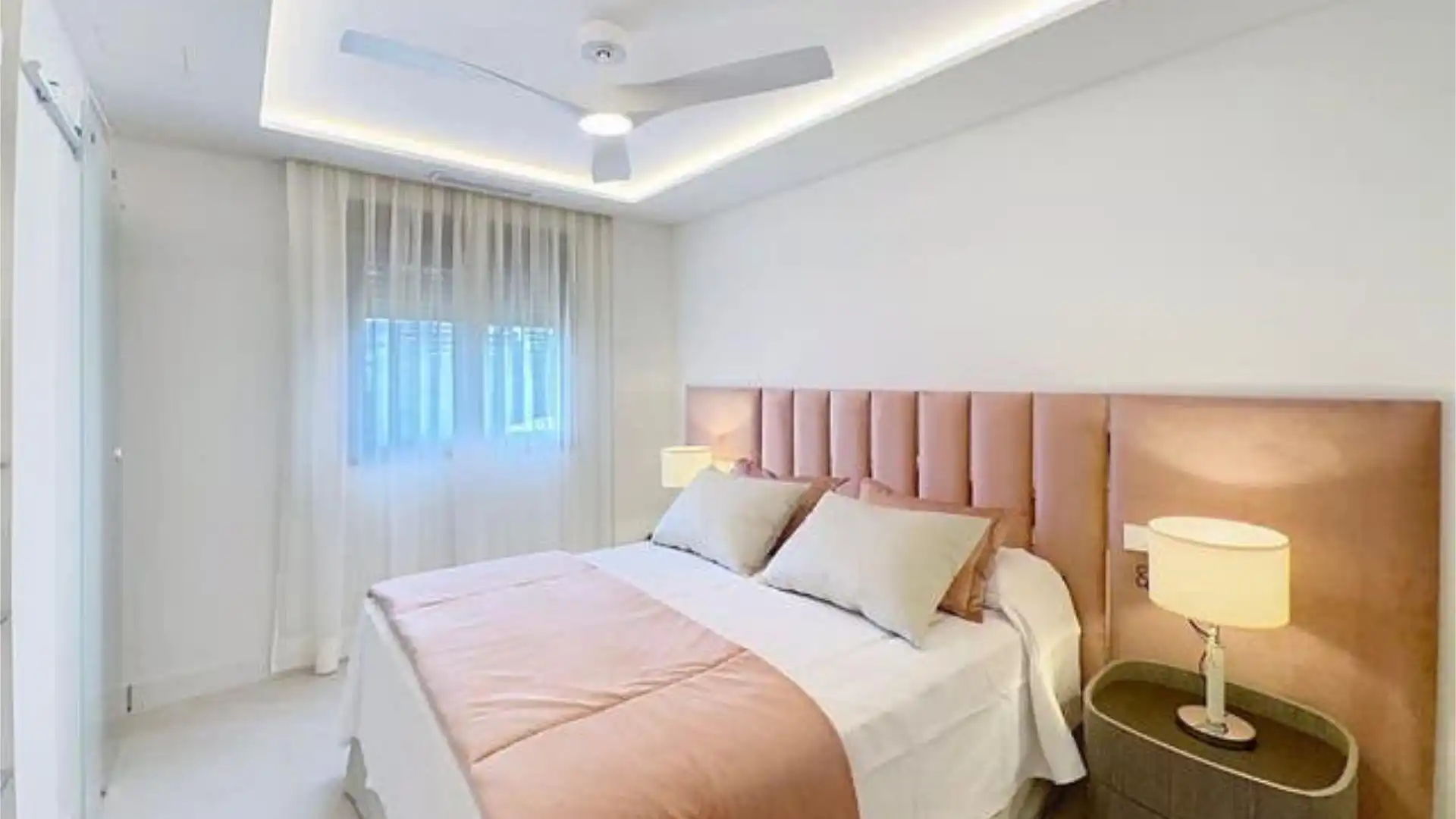 Habitación de Apartamento en venta en Estepona con Terraza y Piscina