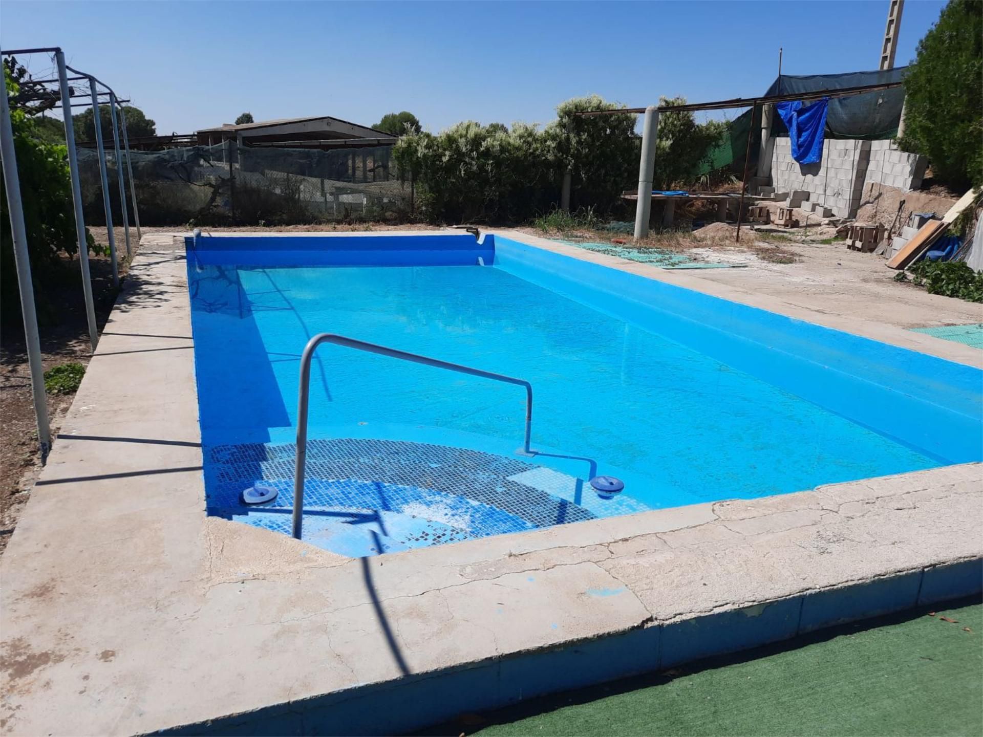 Schwimmbecken von Einfamilien-Reihenhaus zum Verkauf in Els Alamús mit Heizung, Privatgarten und Terrasse