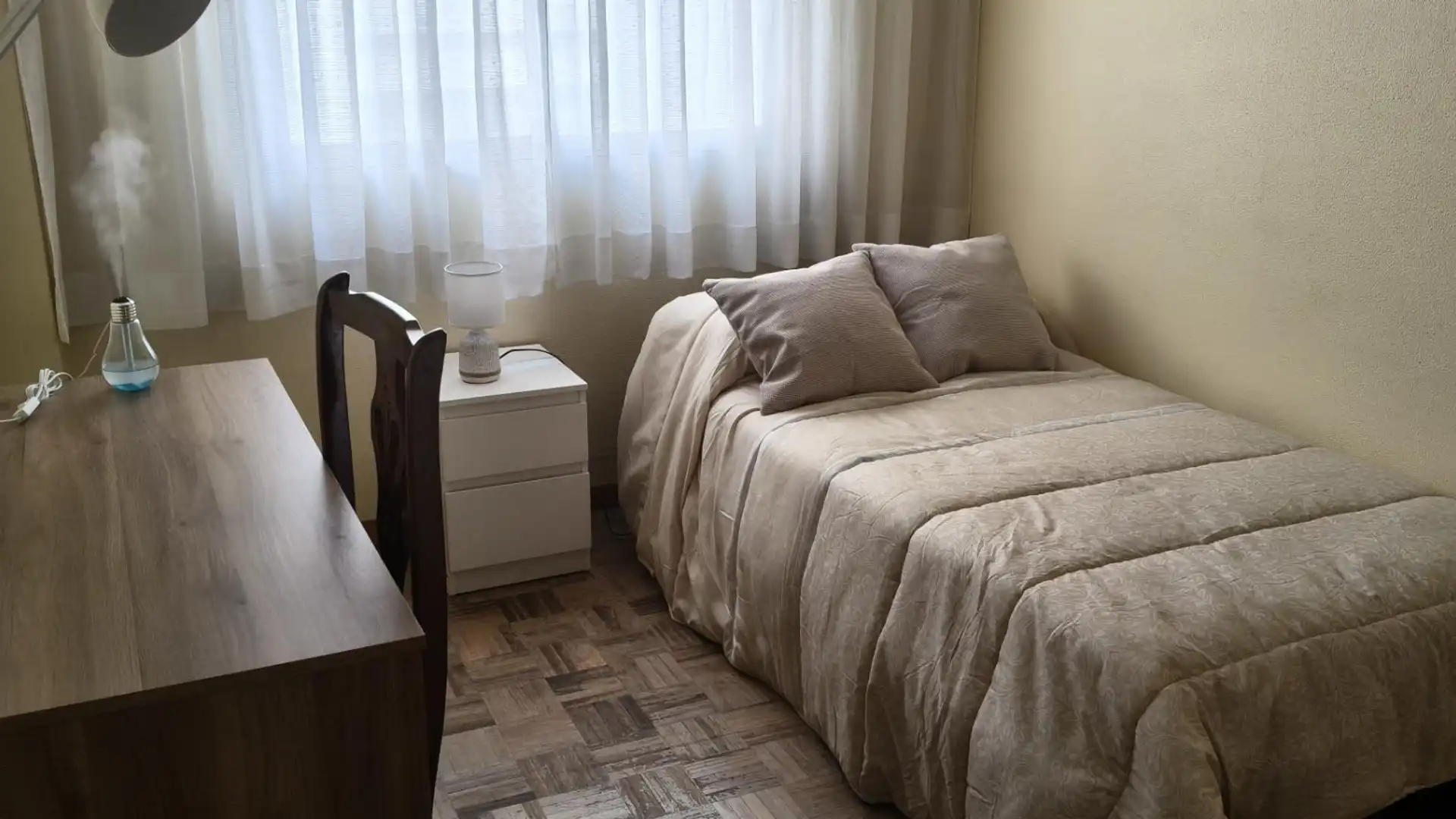Bedroom of Flat for share in A Coruña Capital   with Parquet flooring, Furnished and Washing machine