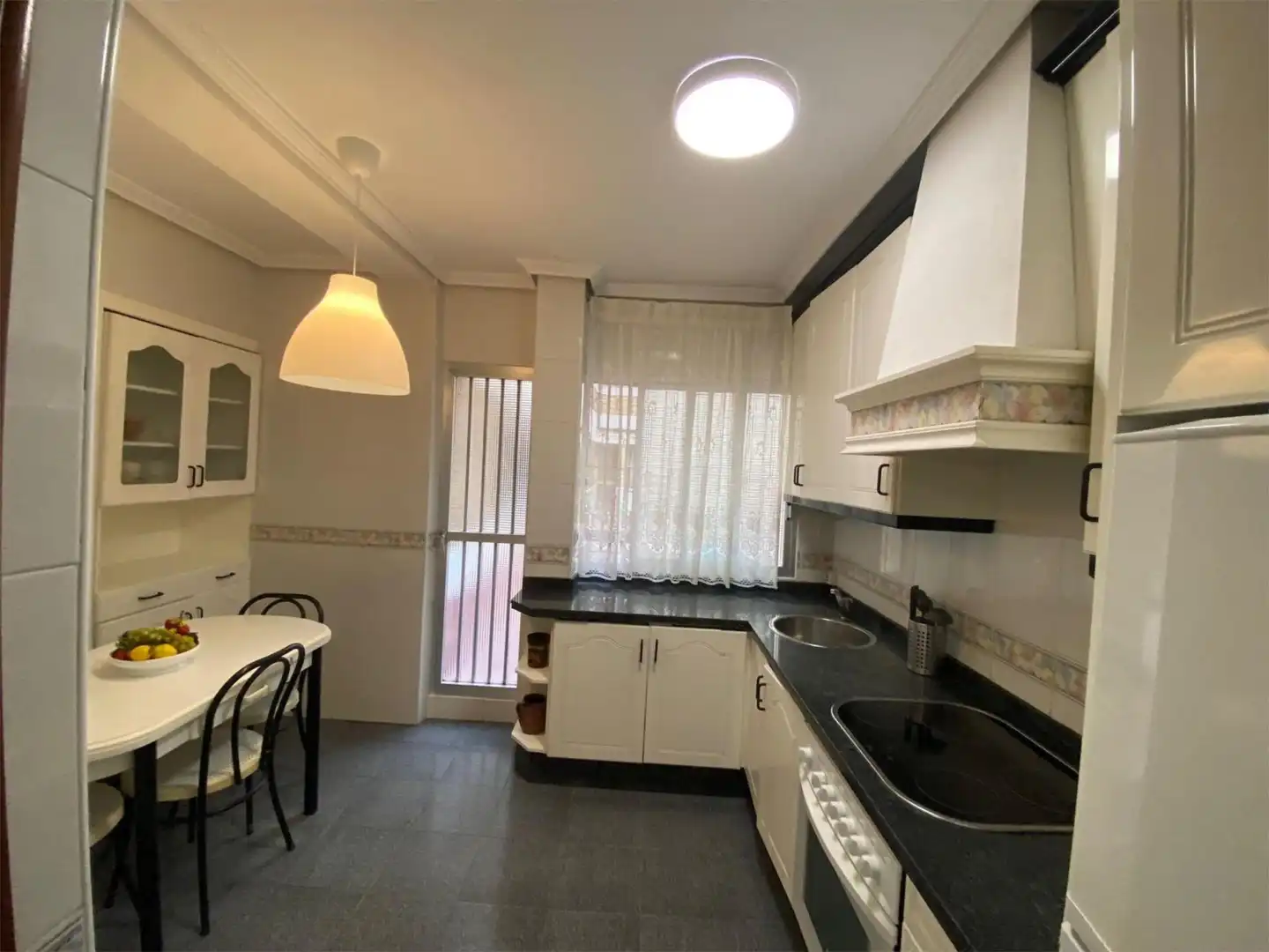 Piso en venta en Calle San Antonio de Padua, 5, Ollerías - San Cayetano Cocina de Piso en venta en Córdoba con Aire acondicionado, Jardín privado y Amueblado