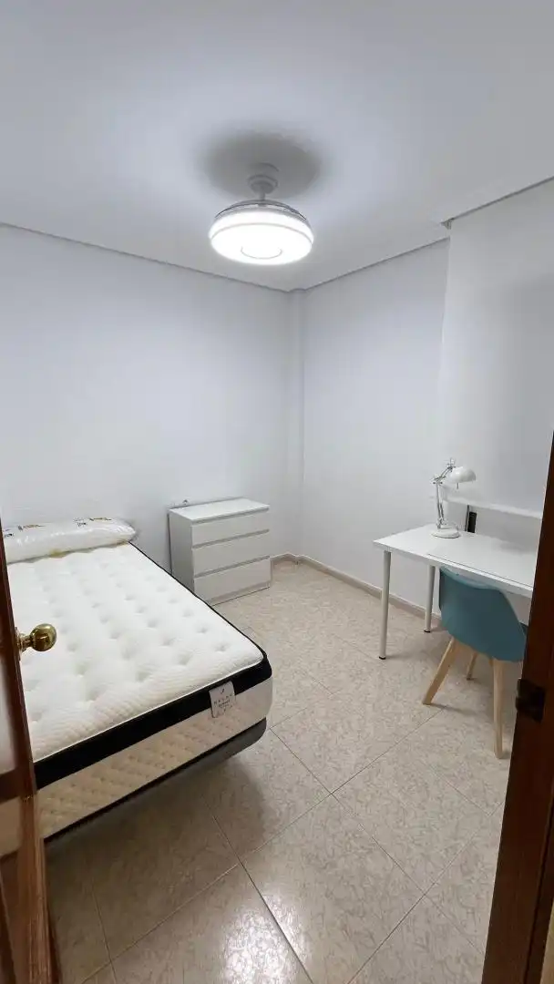 Piso en venta en Calle San Antonio de Padua, 5, Ollerías - San Cayetano Habitación de Piso en venta en Córdoba con Aire acondicionado, Jardín privado y Amueblado