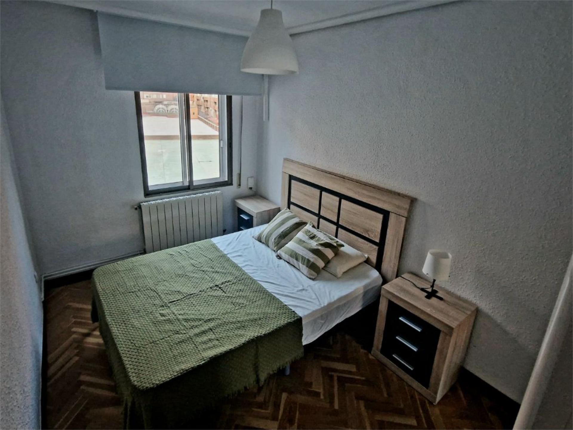 Bedroom of Flat for share in Valladolid Capital  with Heating, Parquet flooring and Terrace