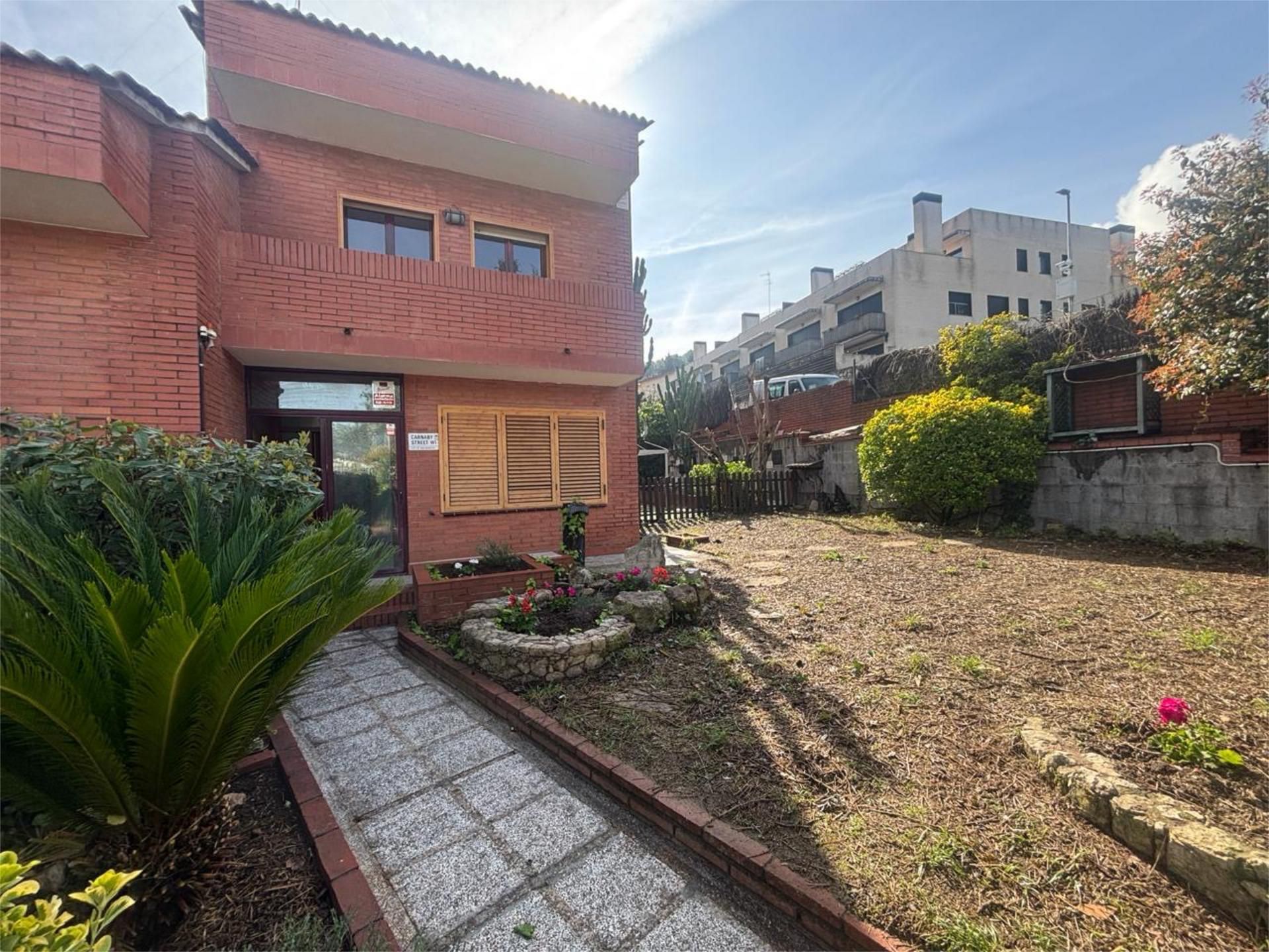 Vista exterior de Casa adosada en venda en Corbera de Llobregat amb Calefacció, Jardí privat i Parquet