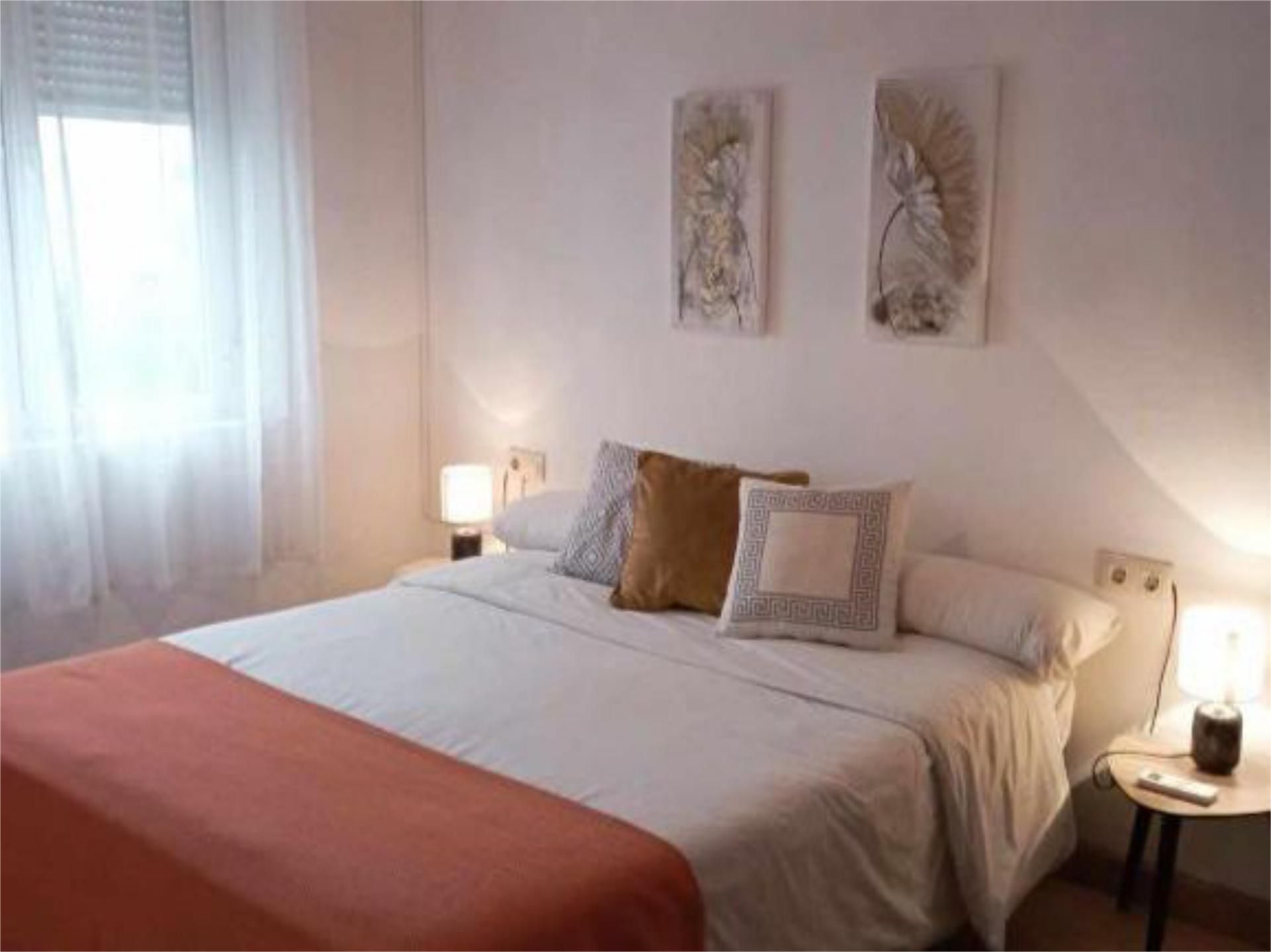 Dormitori de Pis de lloguer en  Sevilla Capital amb Aire condicionat i Moblat