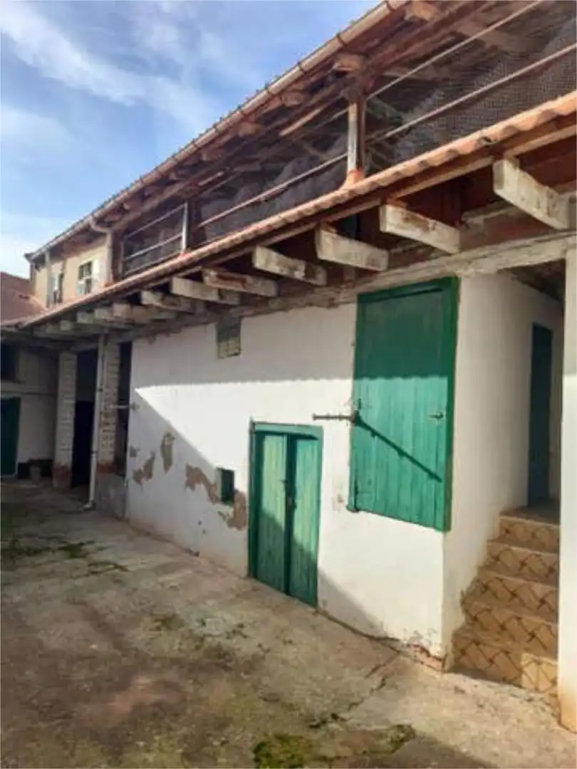 Casa o chalet en venta en Regueras de Arriba Vista exterior de Casa o chalet en venta en Regueras de Arriba con Terraza, Trastero y Amueblado