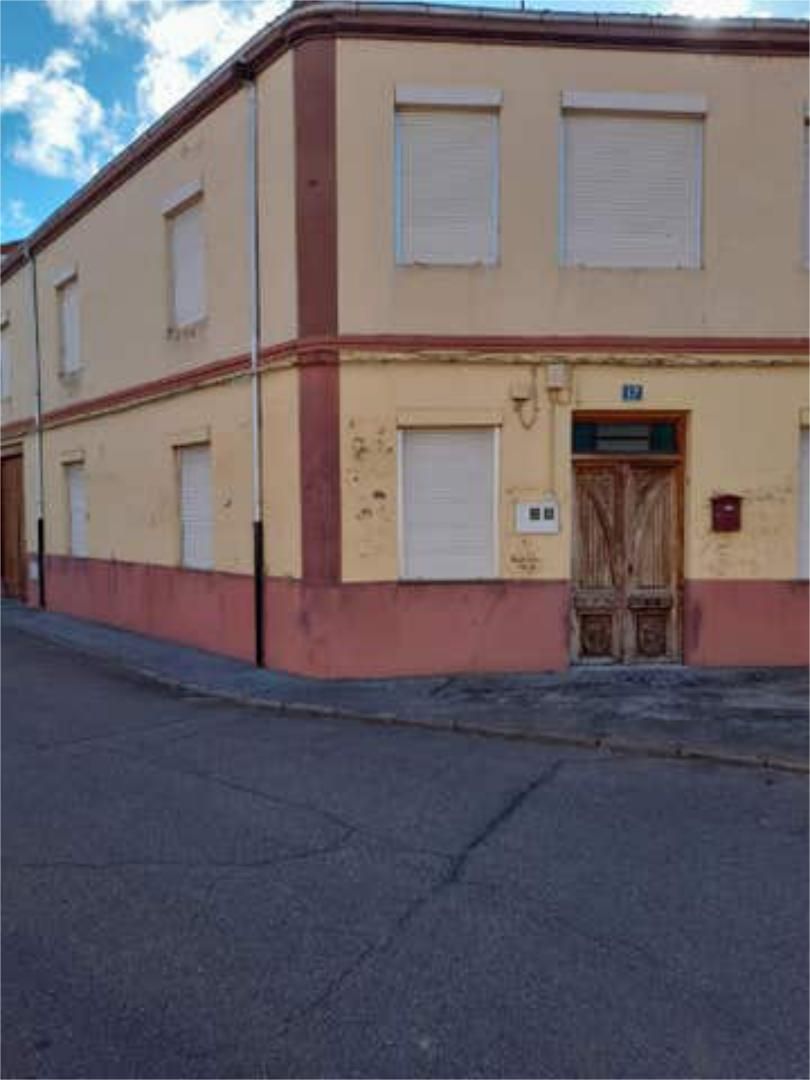 Casa o xalet en venda a Regueras de Arriba Vista exterior de Casa o xalet en venda en Regueras de Arriba amb Terrassa, Traster i Moblat