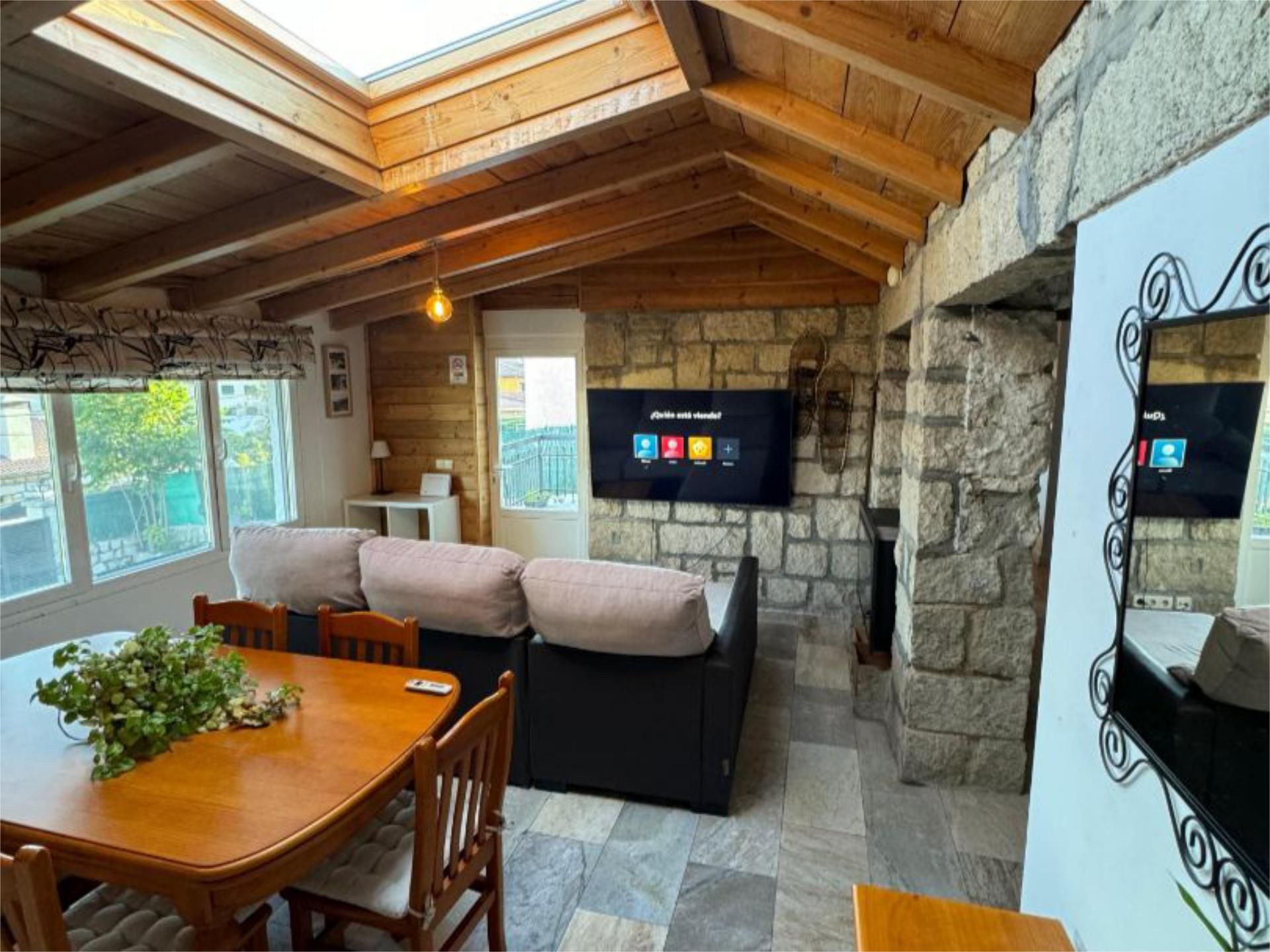 Sala d'estar de Apartament de lloguer en La Cabrera amb Terrassa