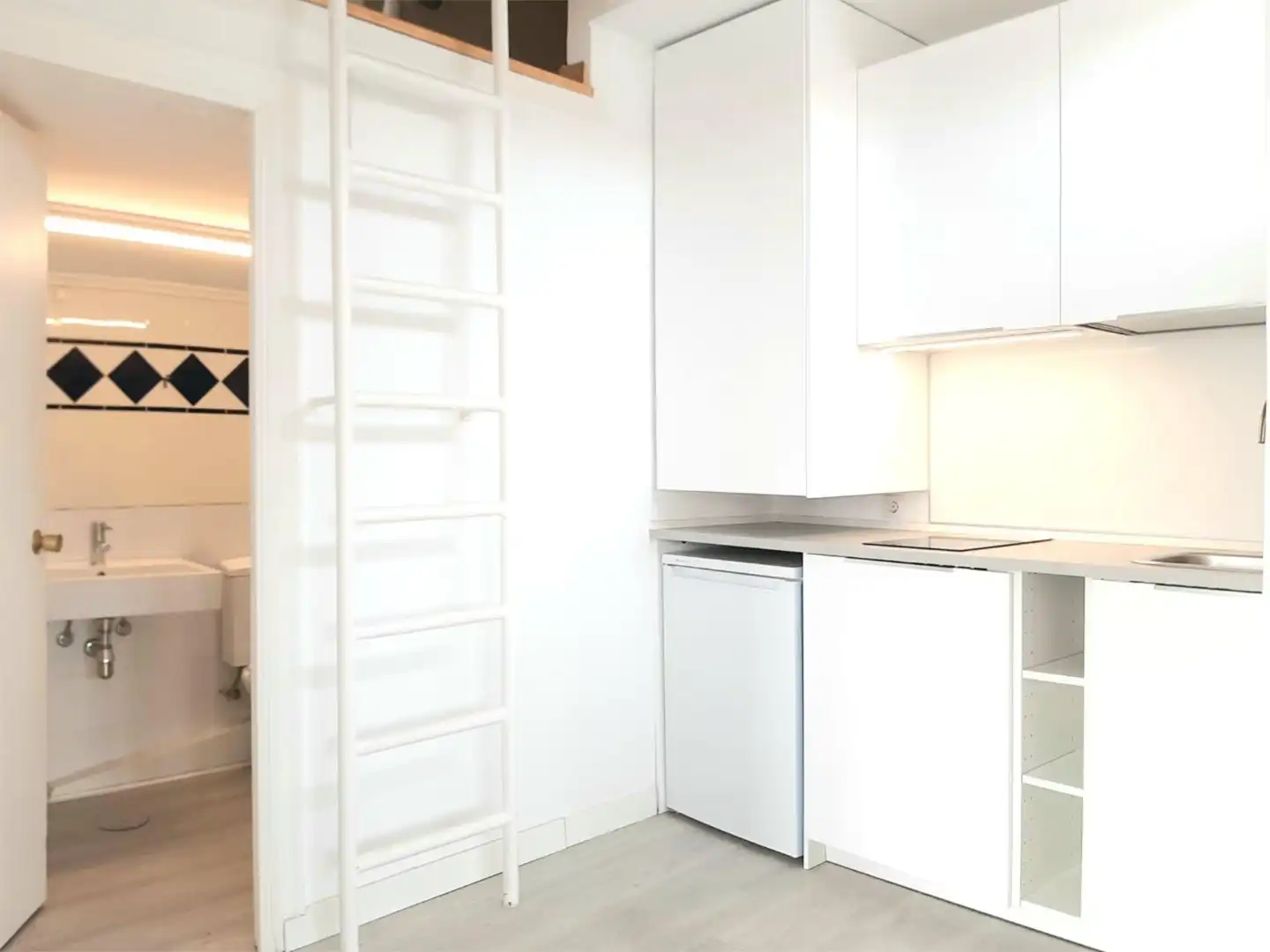 Küche von Wohnung zum Verkauf in Madrid mit Waschmaschine und Mikrowelle