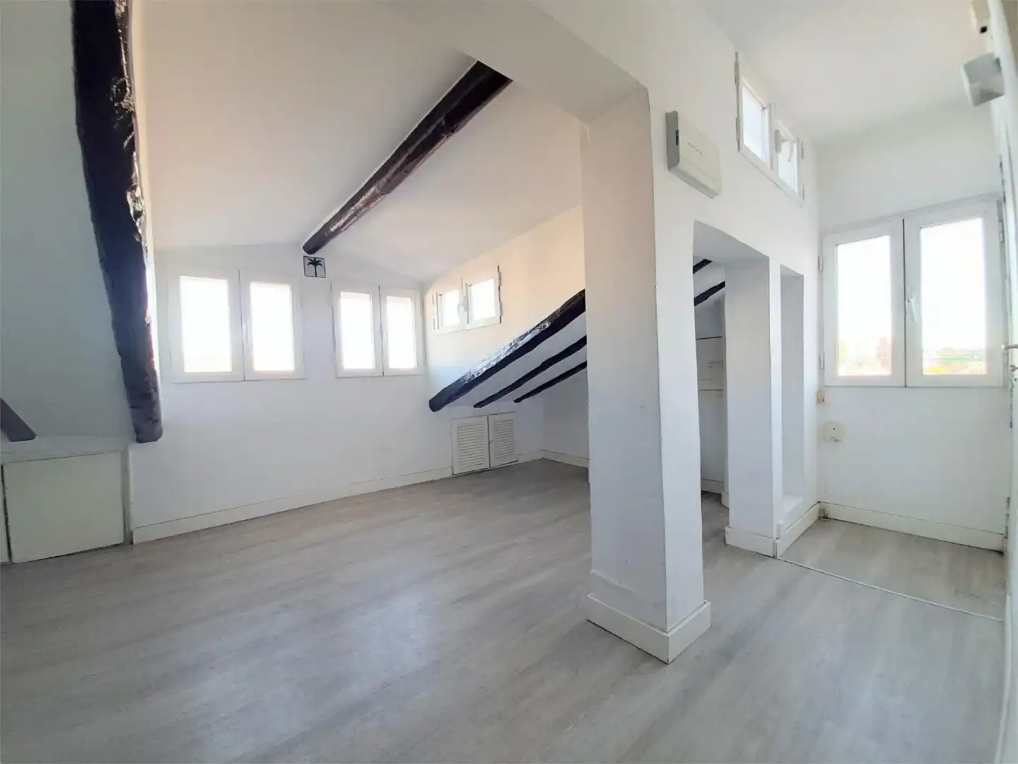 Schlafzimmer von Wohnung zum Verkauf in Madrid mit Waschmaschine und Mikrowelle