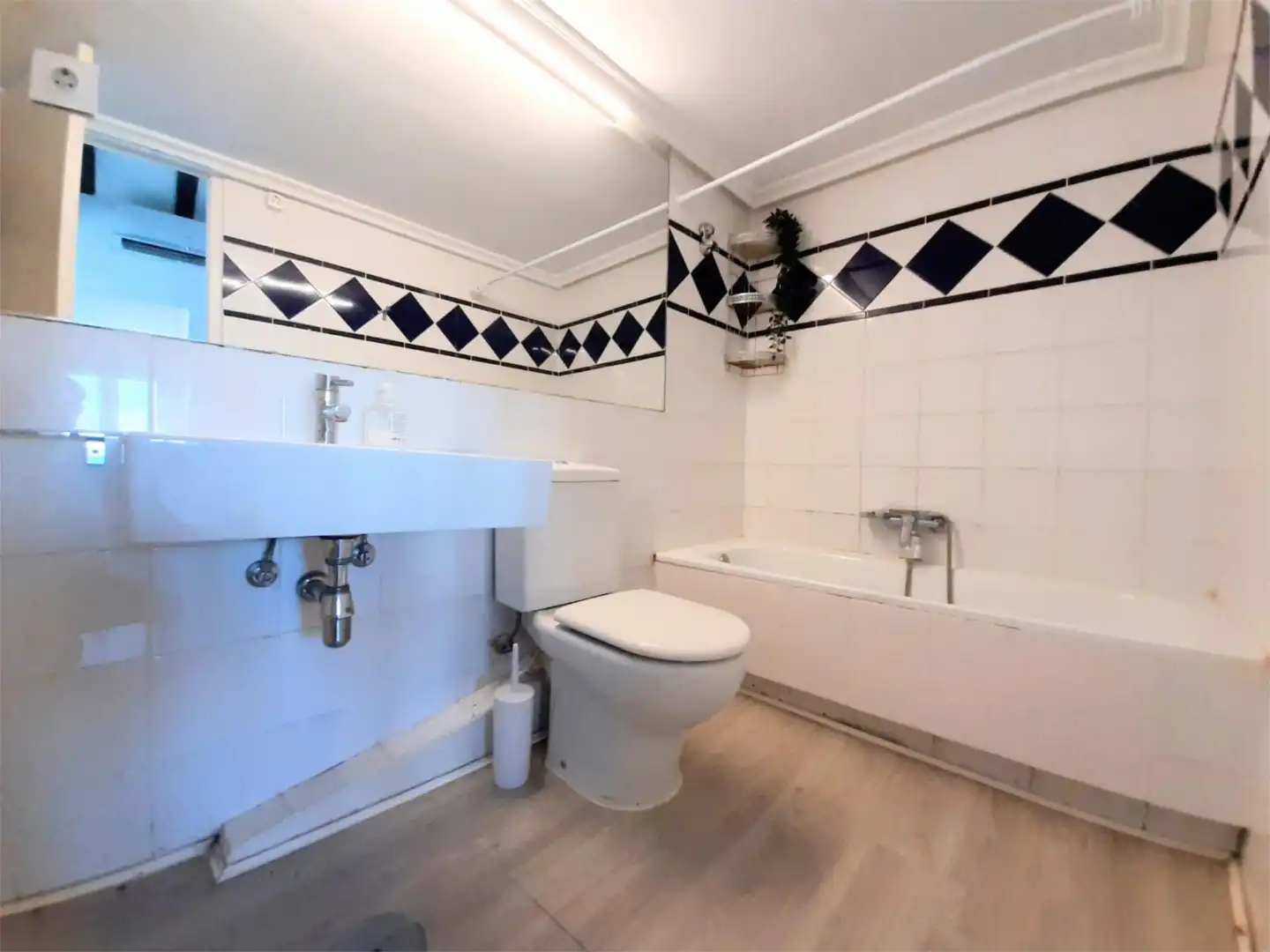 Badezimmer von Wohnung zum Verkauf in Madrid mit Waschmaschine und Mikrowelle