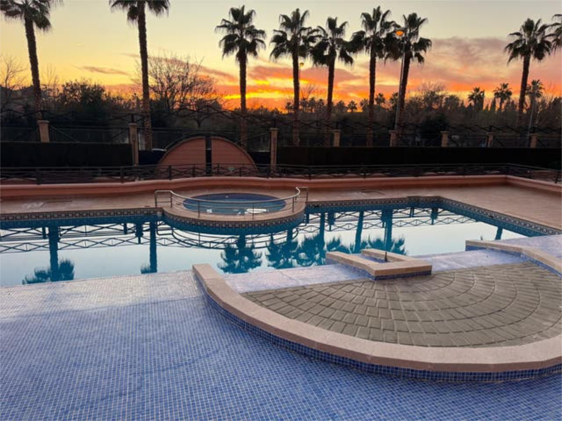 Piscina de Apartament en venda en  Granada Capital amb Jardí privat, Traster i Piscina