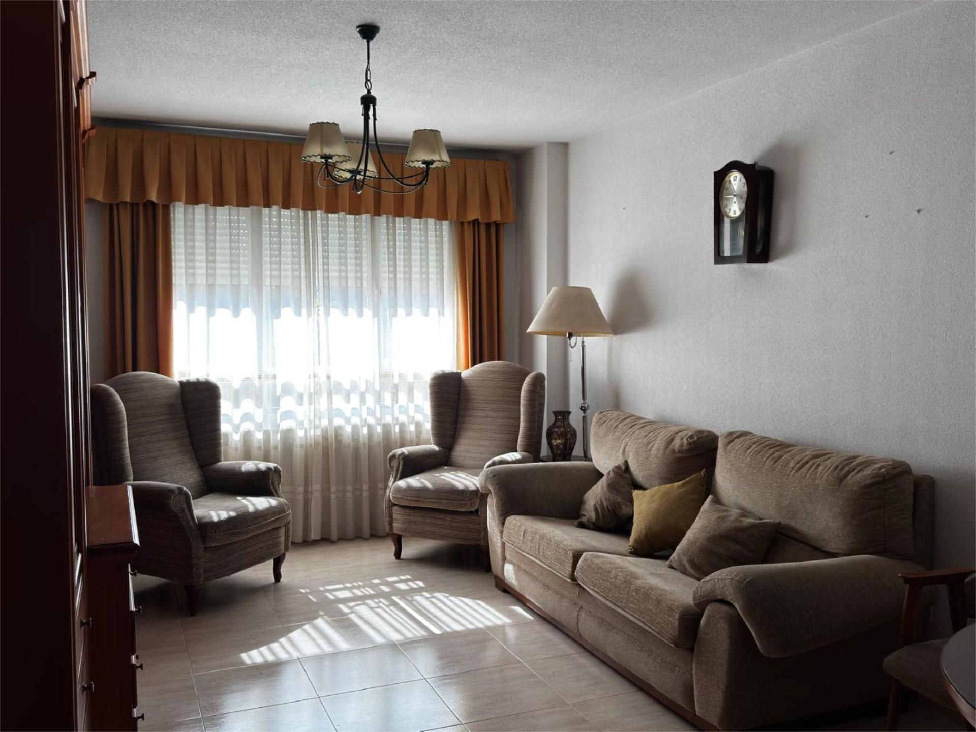 Pis en venda a Calle del Río Sorbe, 1, Centro Bº Doscientas Sala d'estar de Pis en venda en Azuqueca de Henares amb Aire condicionat, Calefacció i Moblat