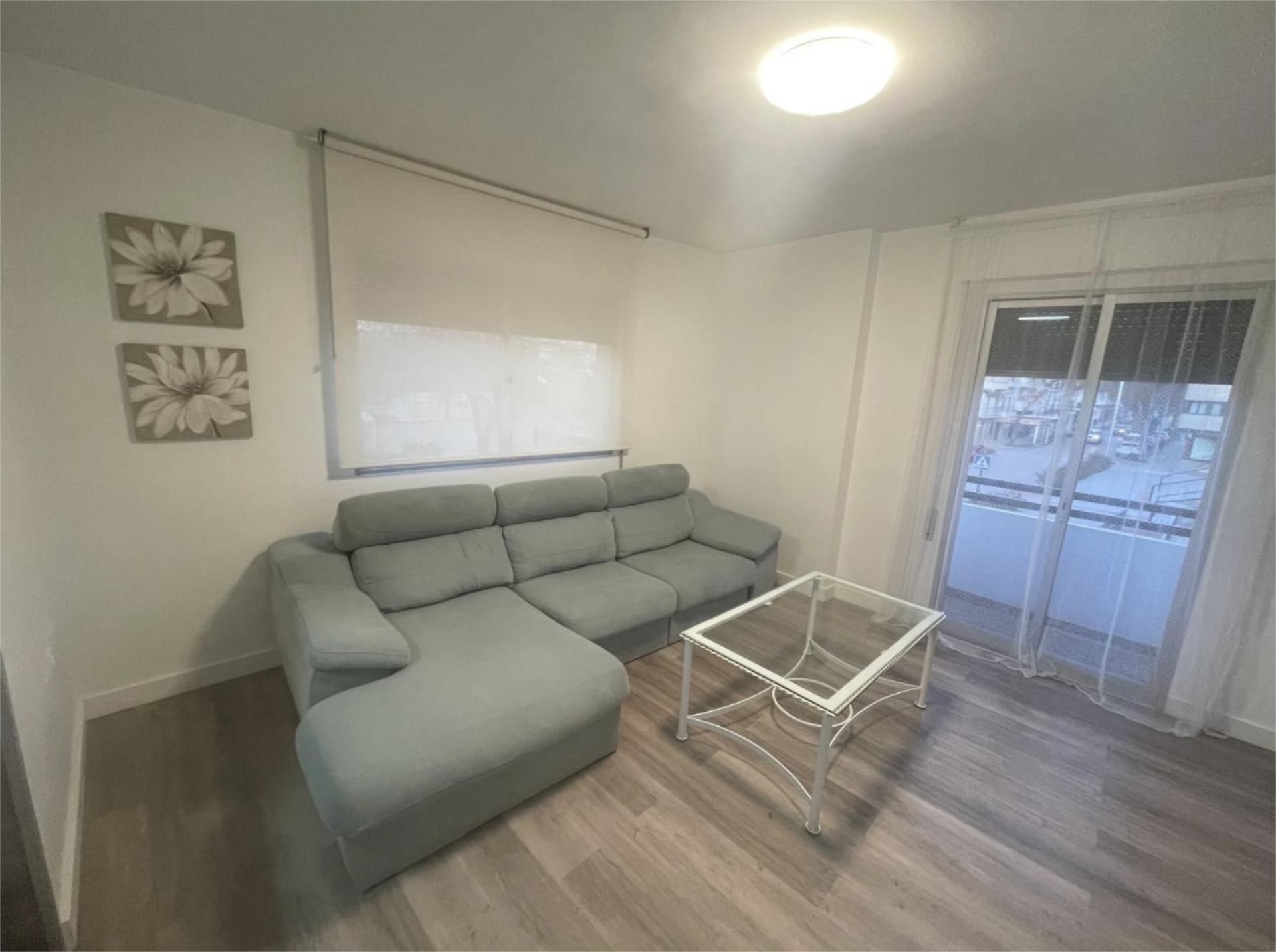 Sala d'estar de Pis de lloguer en Peal de Becerro amb Aire condicionat, Parquet i Moblat