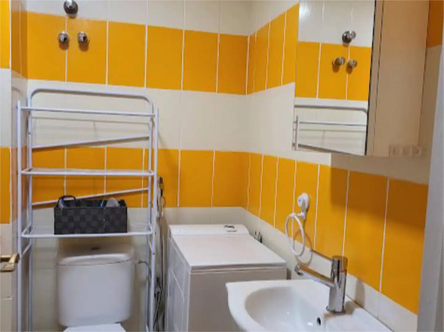 Baño de Apartamento de alquiler en Torrevieja con Aire acondicionado, Terraza y Piscina