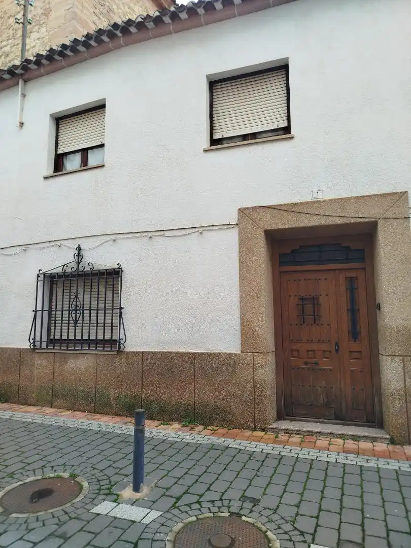 Vista exterior de Casa adosada en venda en Villarrobledo amb Terrassa