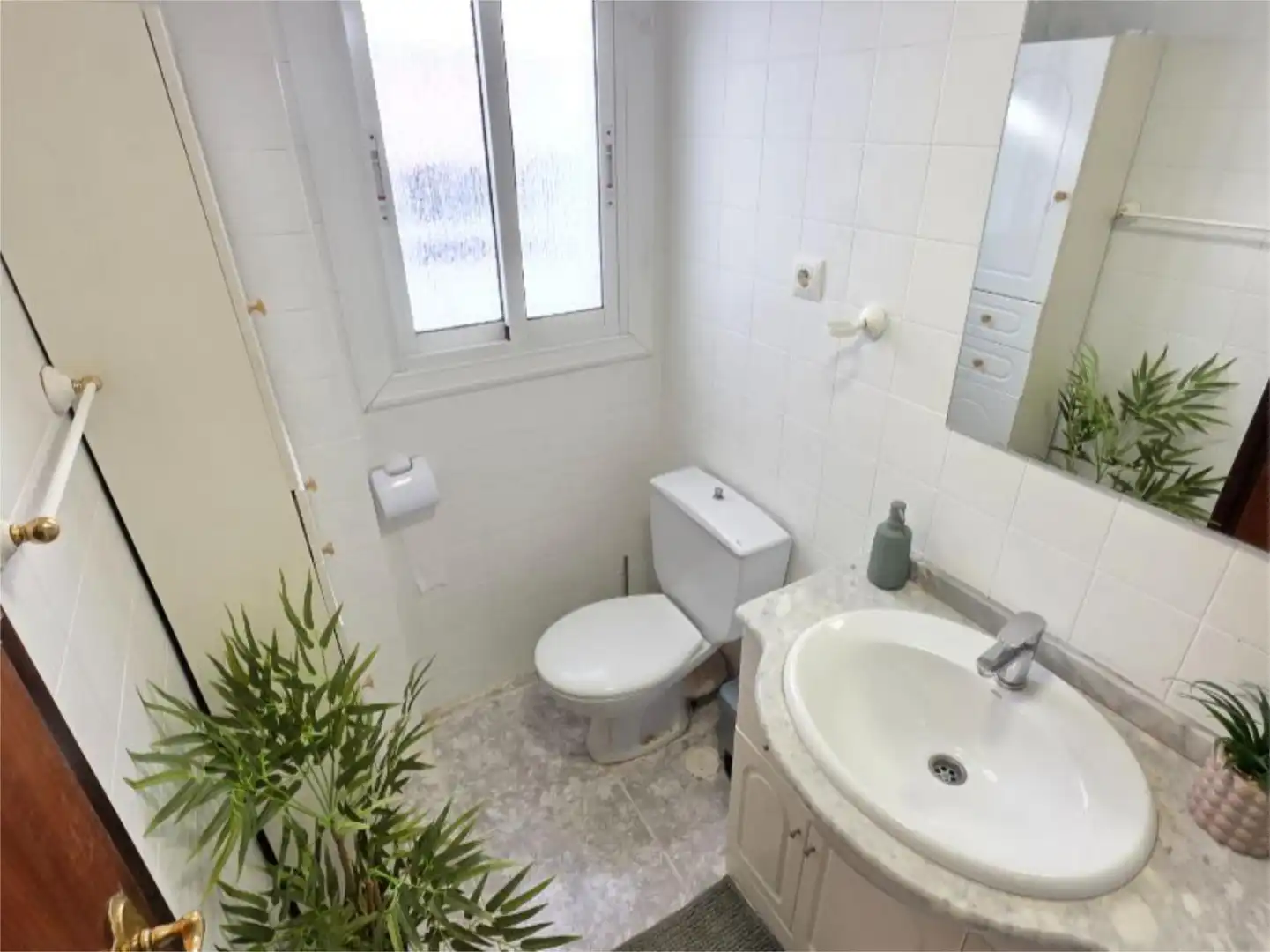 Room in Avinguda de Madrid, 76, Petrer Bathroom of Flat for share in Petrer with Furnished and Balcony