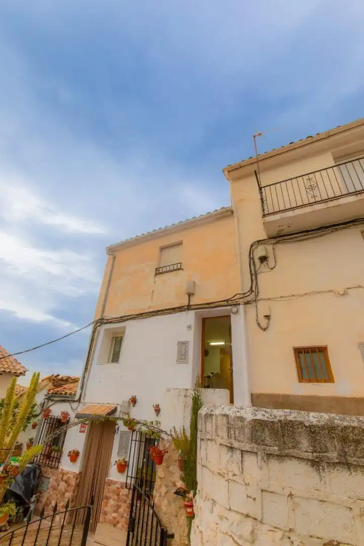 Apartamento en venta en Avenida Cronista Lorenzo Polaino, 12, Cazorla Vista exterior de Apartamento en venta en Cazorla con Calefacción, Amueblado y Horno