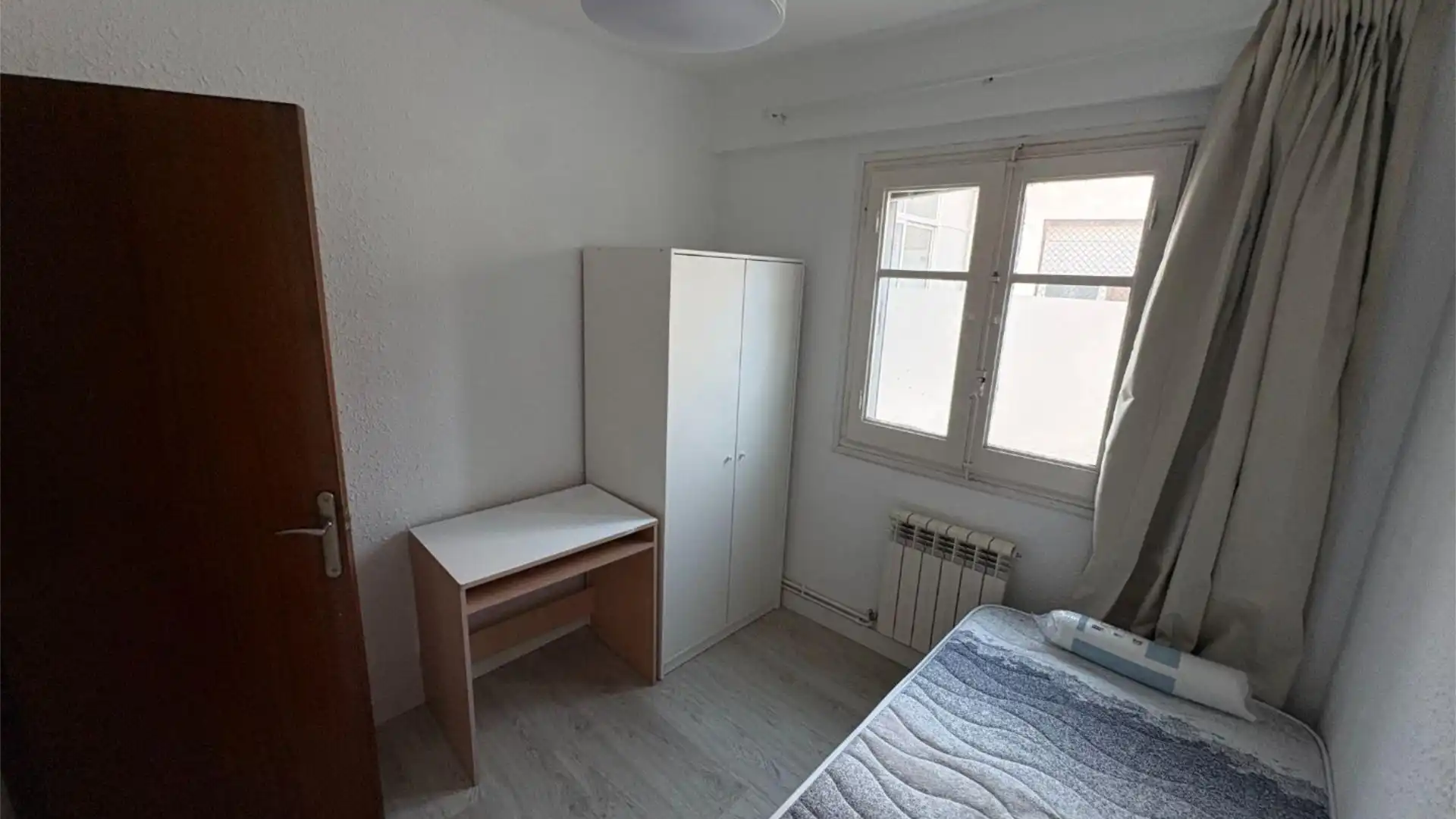 Room in Calle de Don José Echegaray, 1, Barrio del Ave Bedroom of Flat for share in Zaragoza Capital with Heating, Private garden and Storage room
