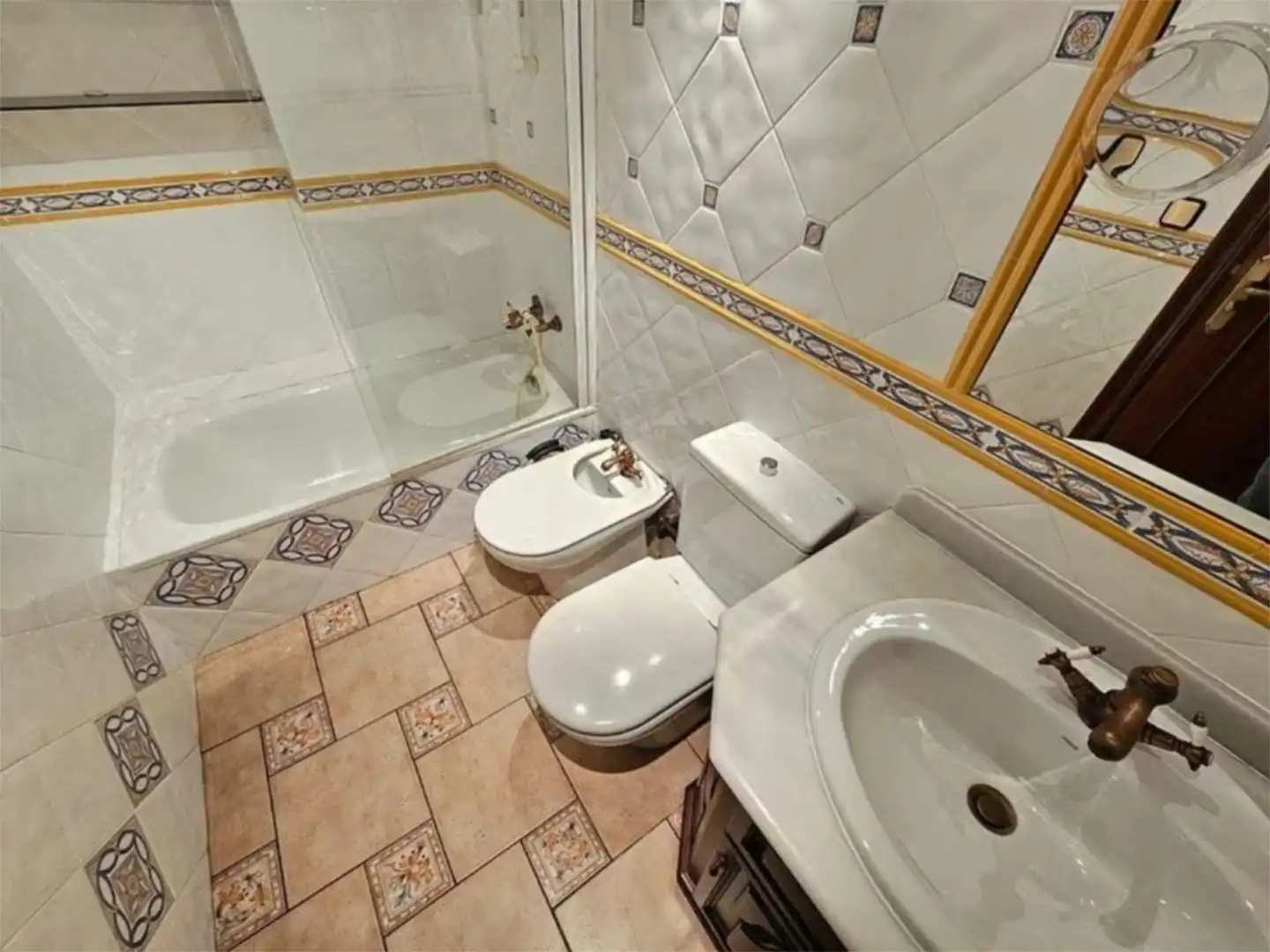 Maisonette zum Verkauf in Plaza de la Guitarra, Centro Badezimmer von Maisonette zum Verkauf in Avilés mit Heizung, Parkett und Terrasse