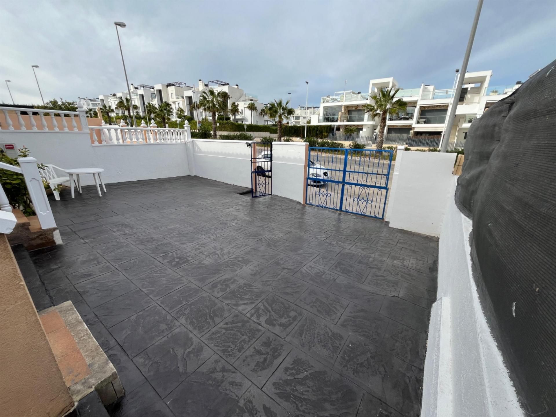 Terrassa de Pis de lloguer en Torrevieja amb Aire condicionat, Calefacció i Jardí privat