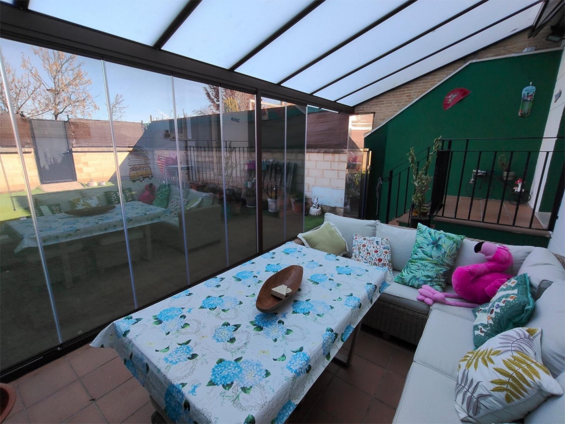 Terrassa de Casa o xalet en venda en Villaquilambre amb Calefacció, Jardí privat i Parquet