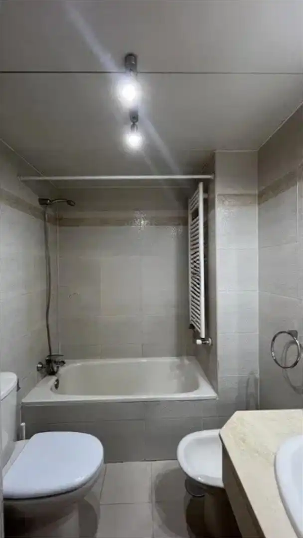 Flat for sale in Calle de Puentedey, Ensanche de Vallecas - La Gavia Bathroom of Flat for sale in Madrid with Air Conditioner, Heating and Private garden
