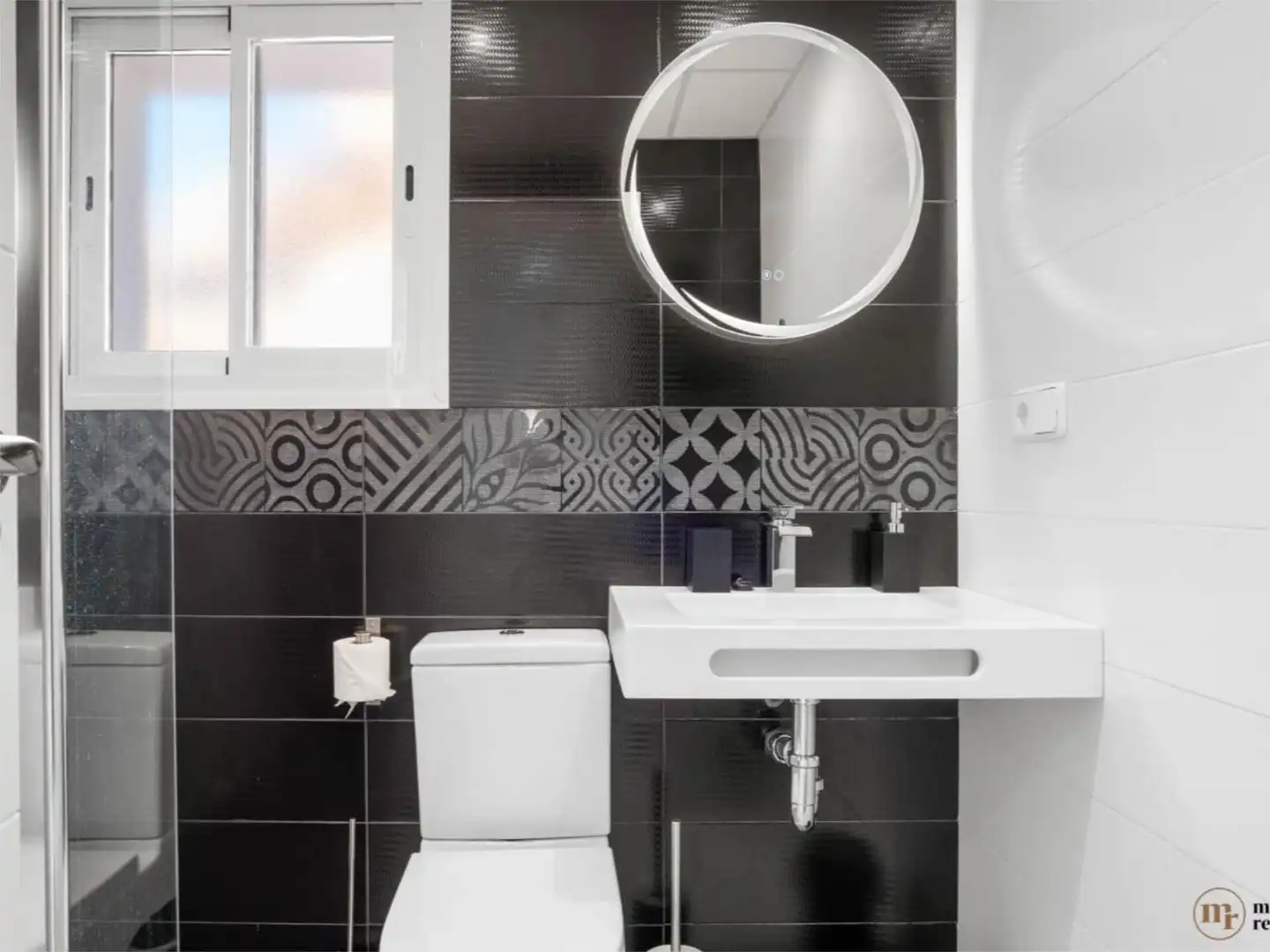 Casa adosada en venta en Calle Artola Golf, 40, Cabopino - Artola Baño de Casa adosada en venta en Marbella con Aire acondicionado, Calefacción y Jardín privado