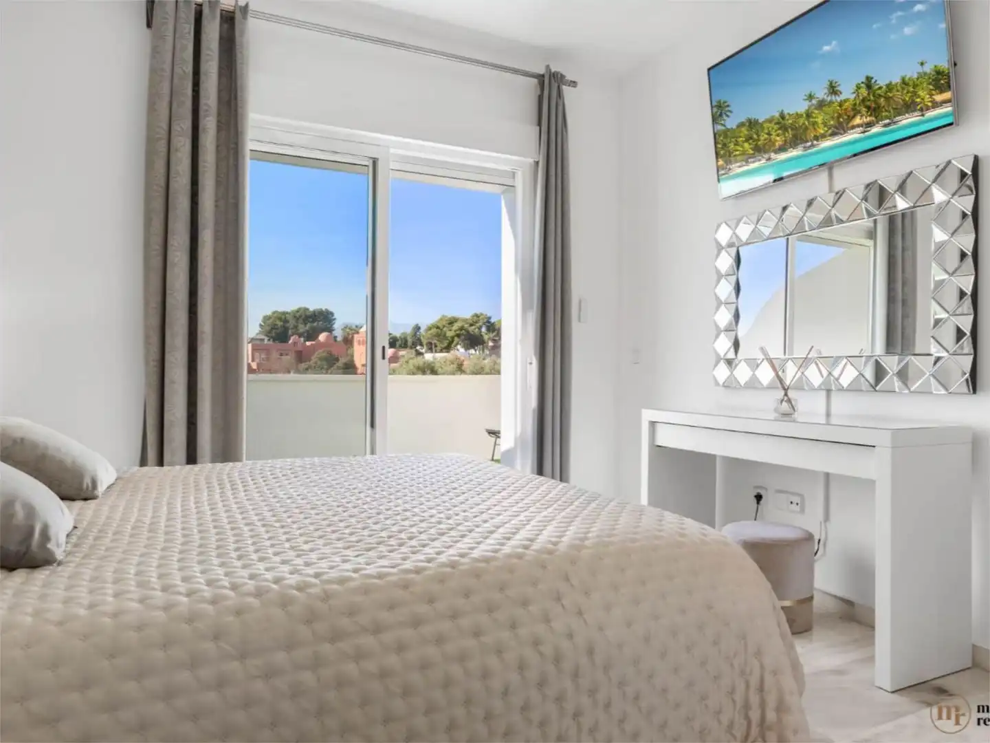 Casa adosada en venta en Calle Artola Golf, 40, Cabopino - Artola Habitación de Casa adosada en venta en Marbella con Aire acondicionado, Calefacción y Jardín privado