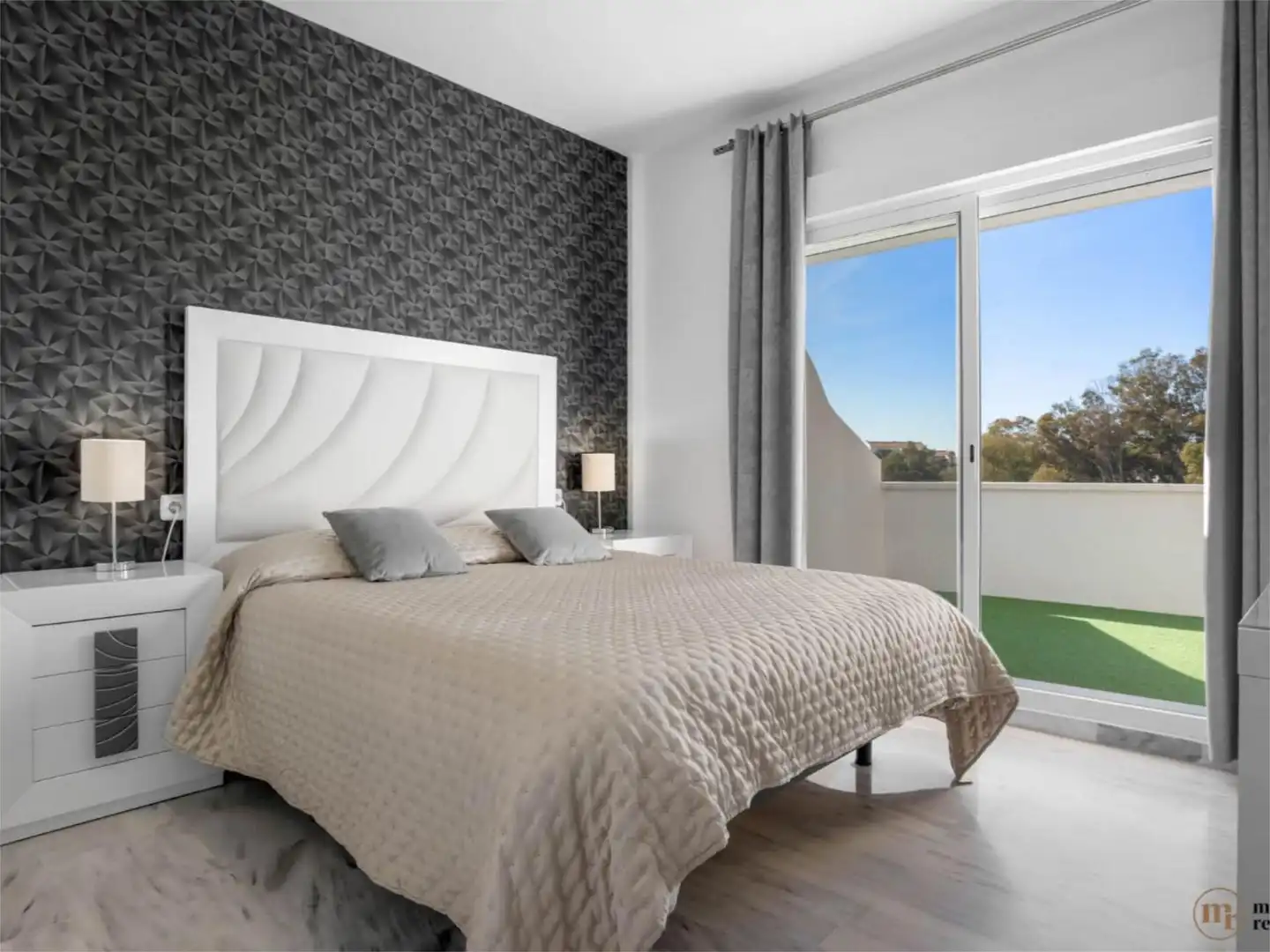 Casa adosada en venta en Calle Artola Golf, 40, Cabopino - Artola Habitación de Casa adosada en venta en Marbella con Aire acondicionado, Calefacción y Jardín privado