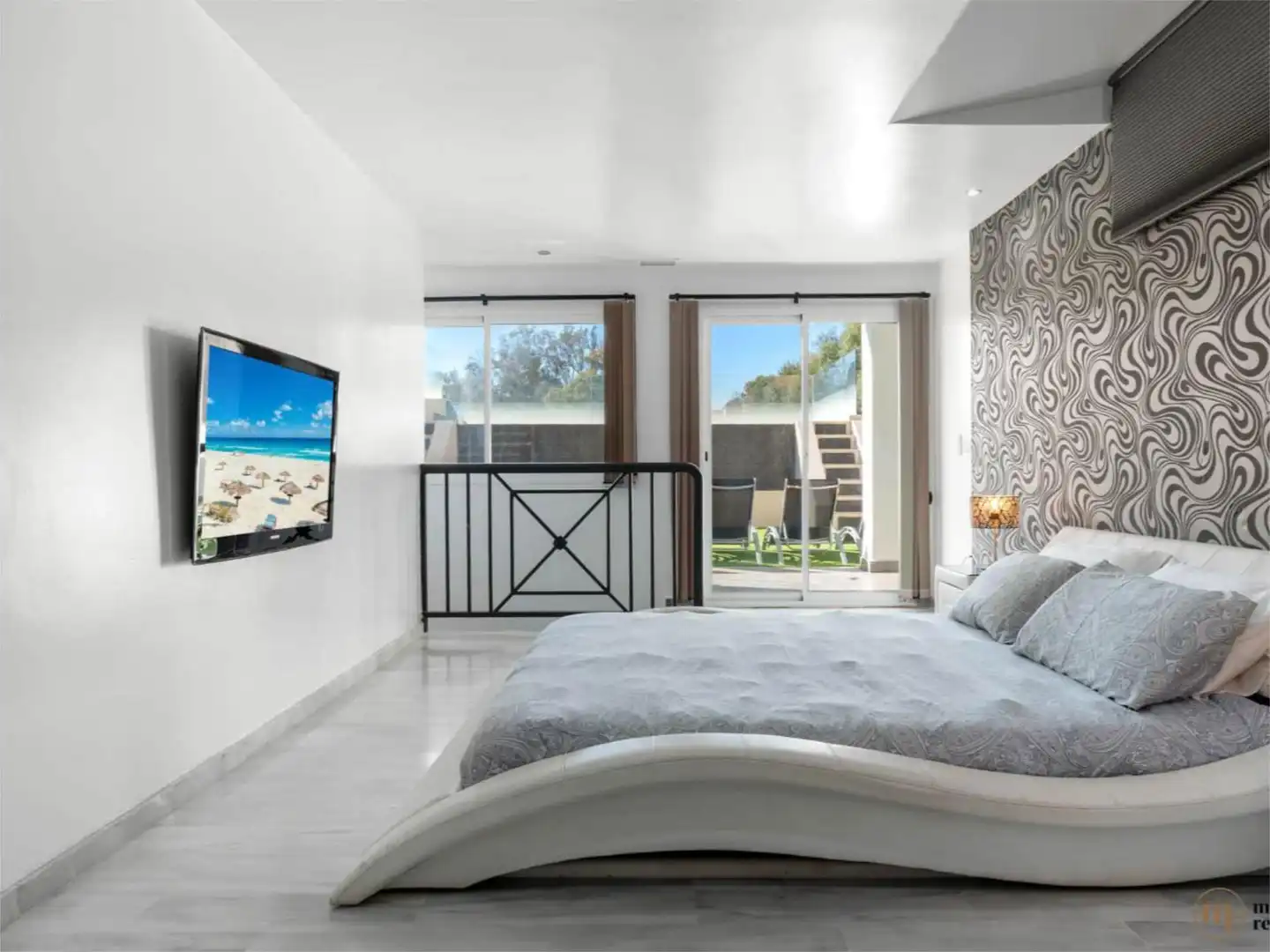 Casa adosada en venta en Calle Artola Golf, 40, Cabopino - Artola Habitación de Casa adosada en venta en Marbella con Aire acondicionado, Calefacción y Jardín privado