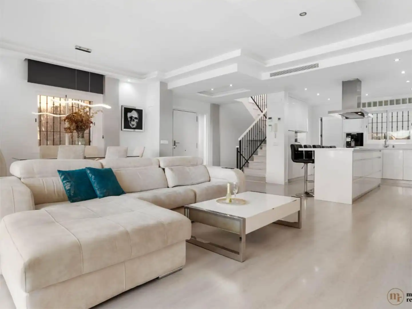 Casa adosada en venta en Calle Artola Golf, 40, Cabopino - Artola Sala de estar de Casa adosada en venta en Marbella con Aire acondicionado, Calefacción y Jardín privado