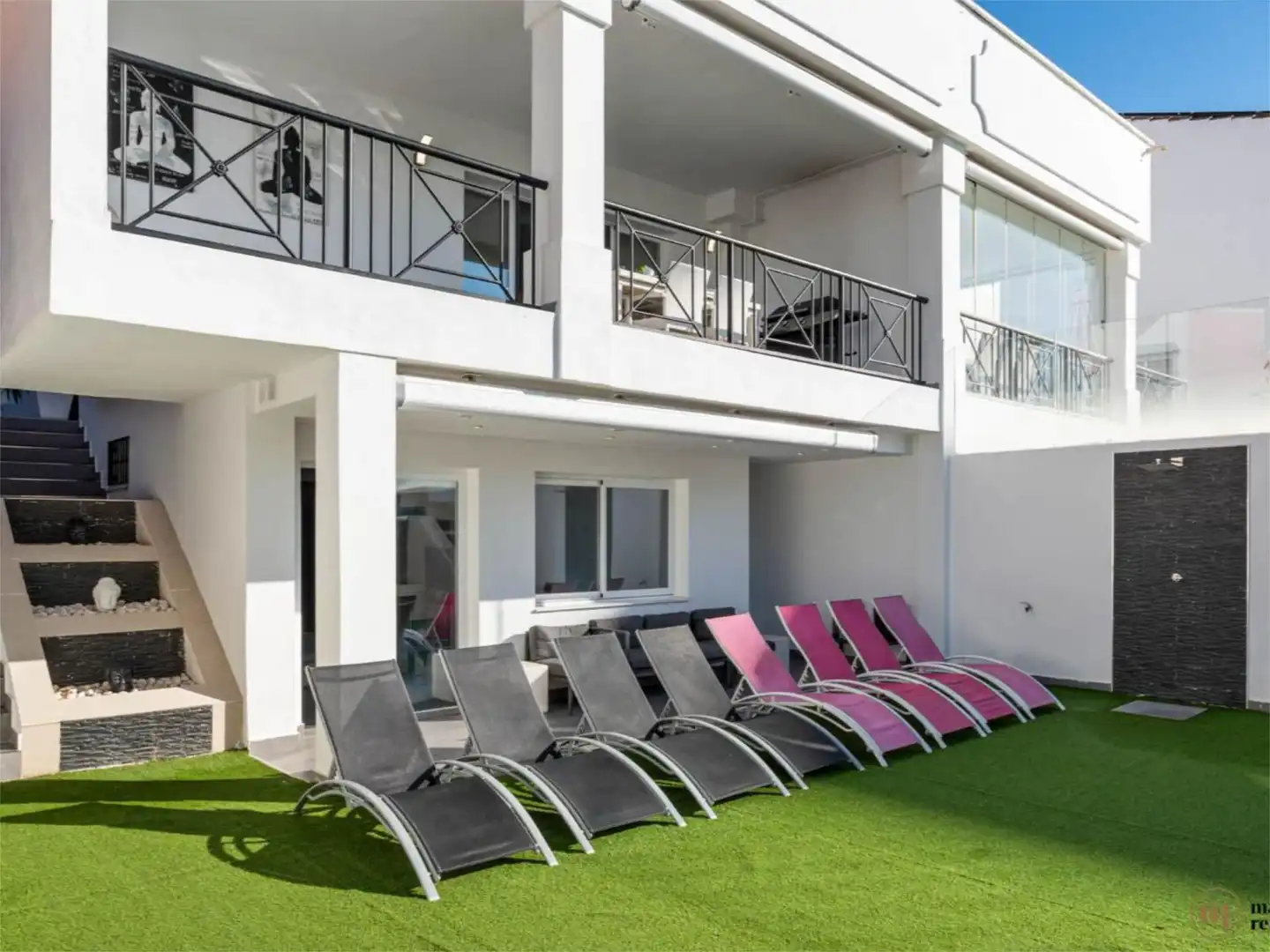 Casa adosada en venta en Calle Artola Golf, 40, Cabopino - Artola Terraza de Casa adosada en venta en Marbella con Aire acondicionado, Calefacción y Jardín privado