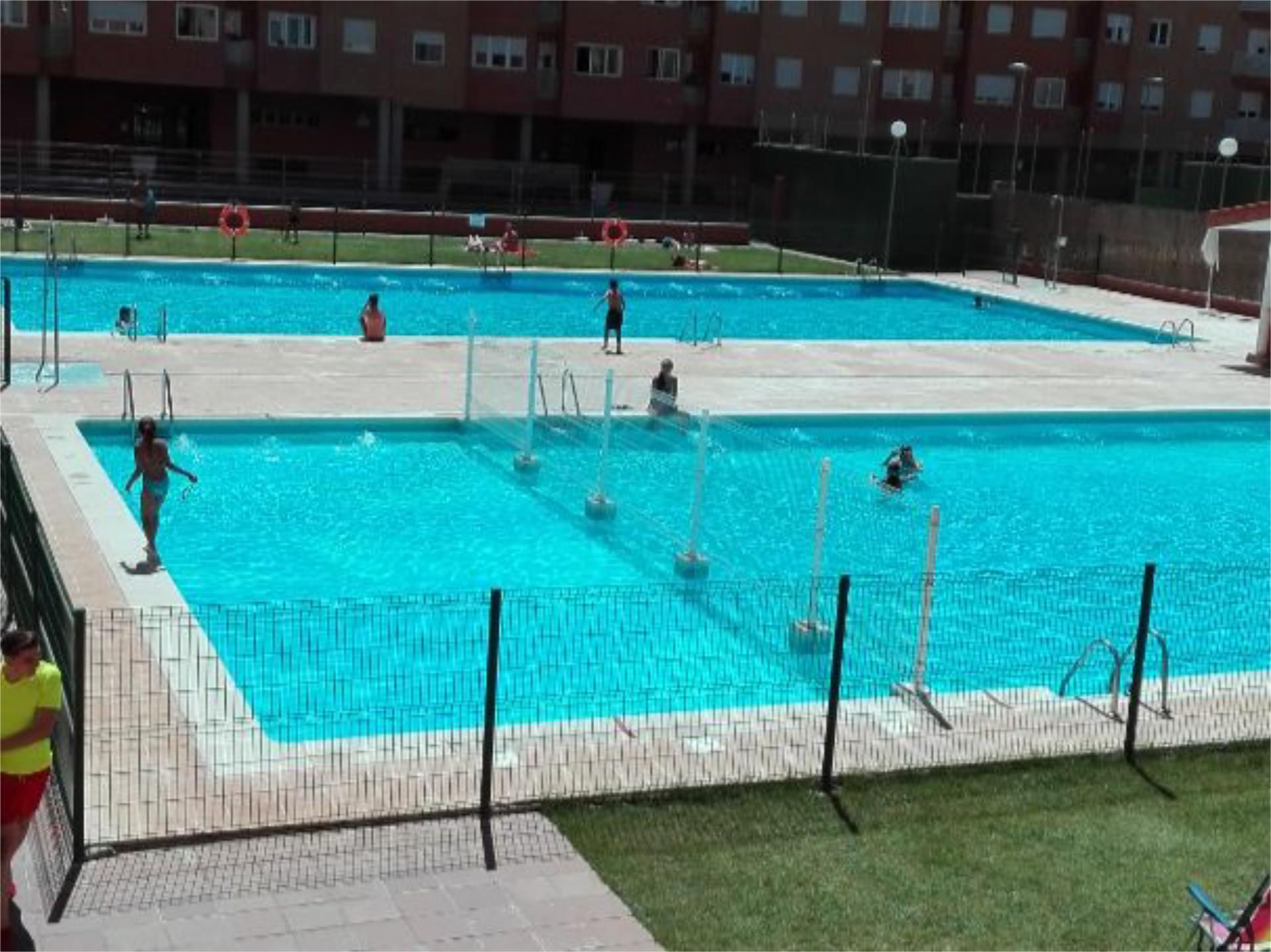 Swimming pool of Flat for share in Cuenca Capital  with Heating, Parquet flooring and Terrace